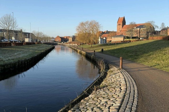Turen går blandt langs den fritlagte Suså. Foto: Næstved City