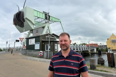 Morten Toft Hansen fra Park & Vej har det overordnede ansvar for drift og vedligehold af broen. Foto: Næstved Kommune