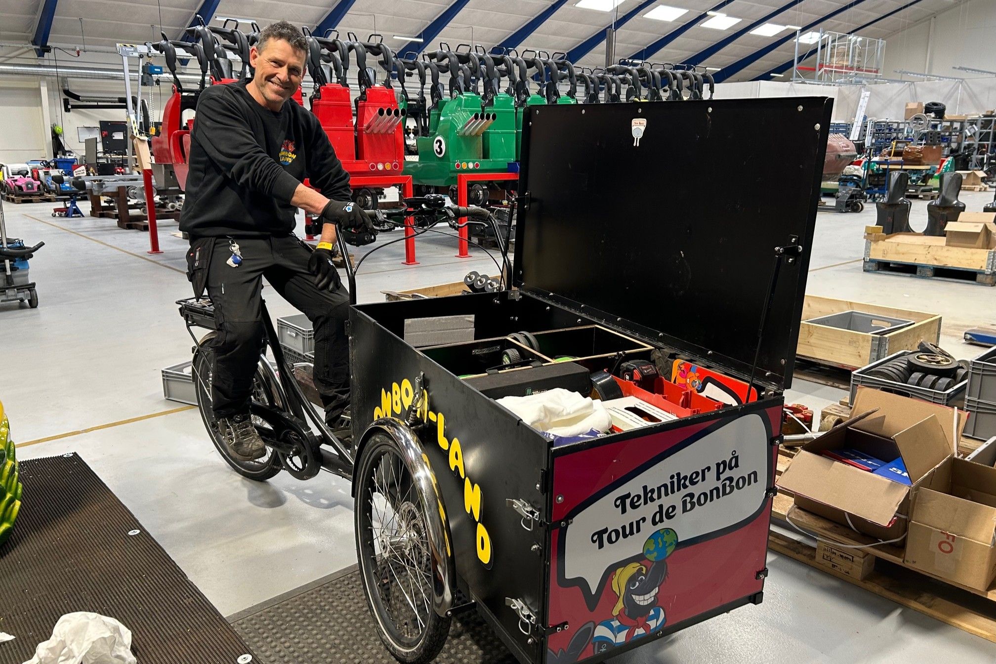 Tekniker Benny Hansen kommer rundt på værkstedet i "firmabilen". Foto: John Ringstrøm
