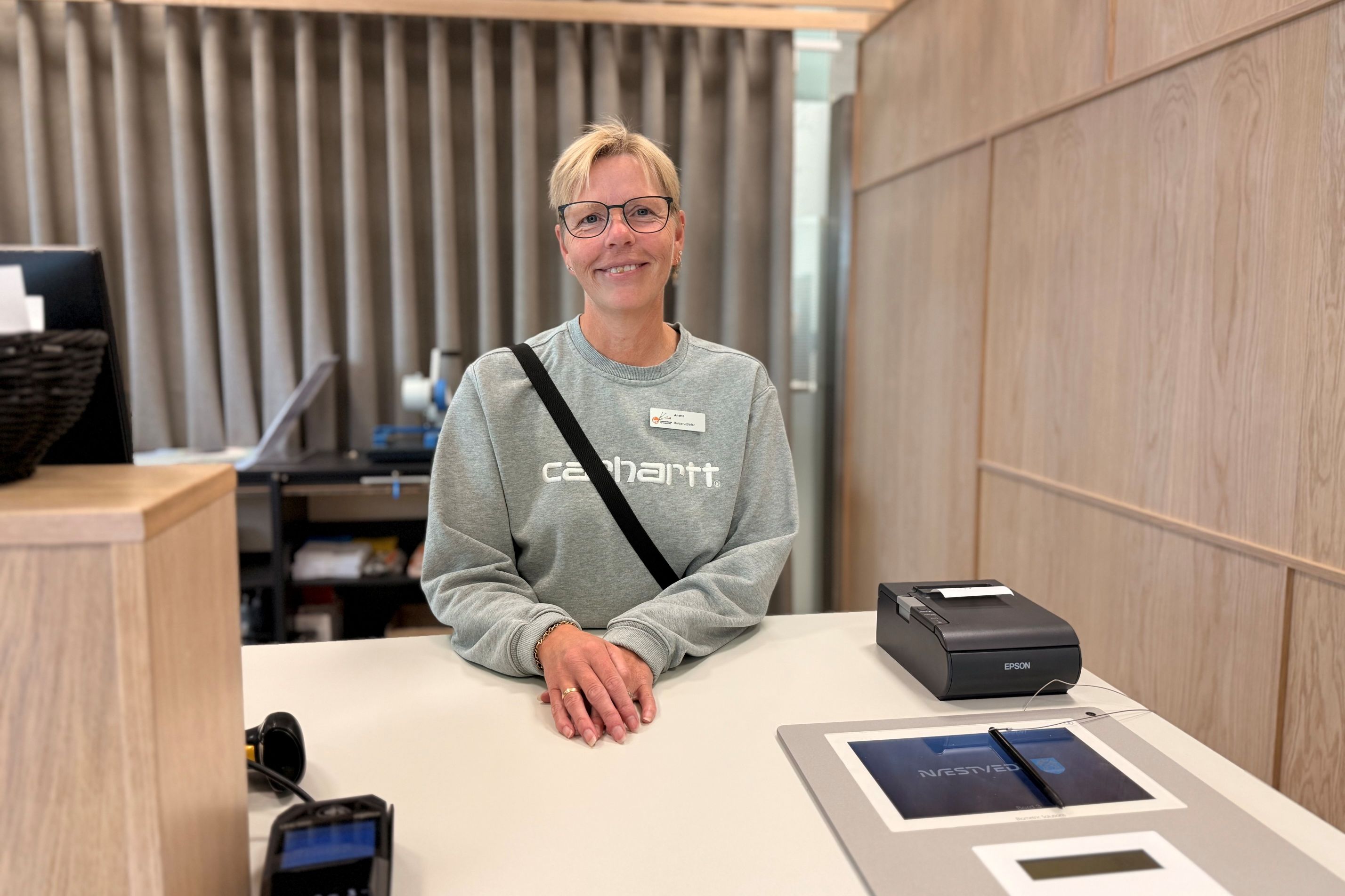 Borgervejleder Anette Bülow Christiansen er en af de medarbejdere i Borgerservice, der tager imod dig, når du kommer for at brevstemme. Foto: Næstved Kommune