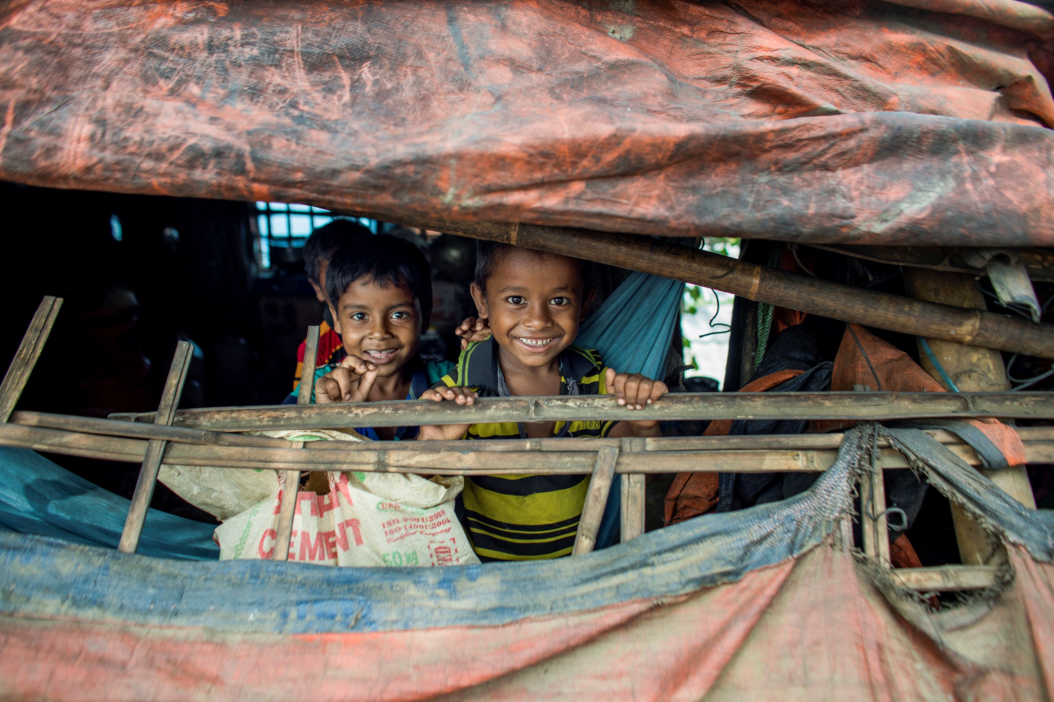 Pengene går blandt andet til børn i Bangladesh. Foto: Josh Estey