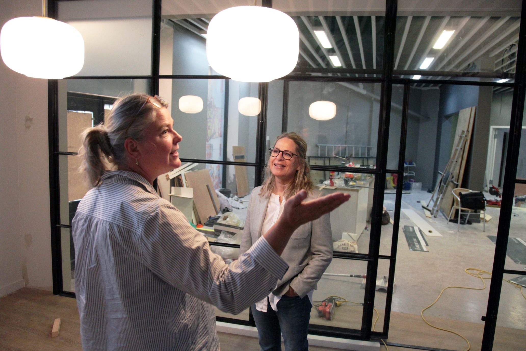 Anne Lodskou Palle (tv.) og Jennifer Aas i de lokaler på Jernbanegade i Næstved, der skal rumme Café S. Renoveringen er godt i gang, og caféen åbner i løbet af november.