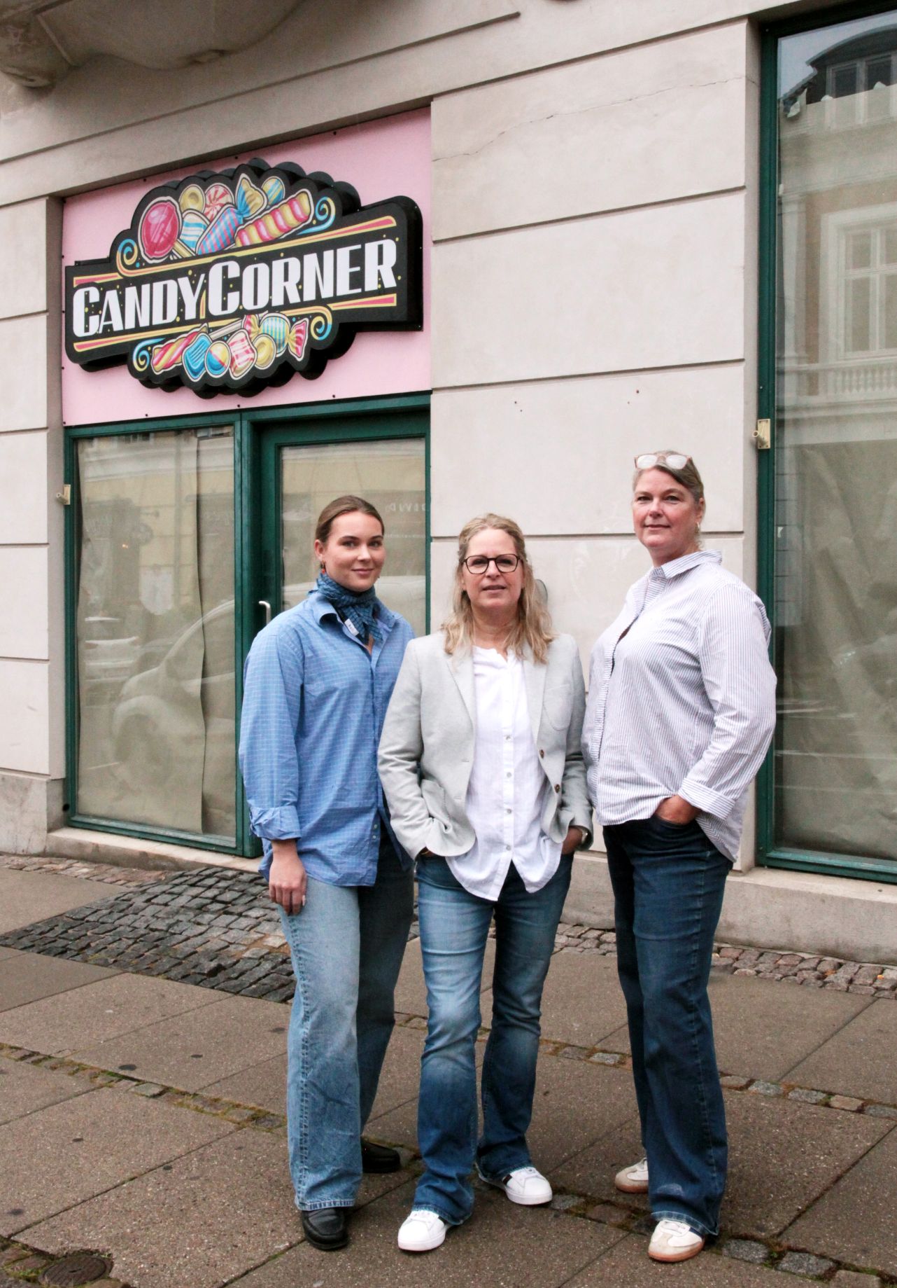 Det farverige Candy Corner-skilt må lade livet, når Café S rykker ind. Der vil stadig være frit valg, men bland selv-slik er skiftet ud med nogle helt andre tilbud fra Beskæftigelse og Konsulenthuset Støttebo. I dagligdagen kan gæsterne primært møde Emilie Lodskou Hansen (tv.) og Anne Lodskou Palle (th.).