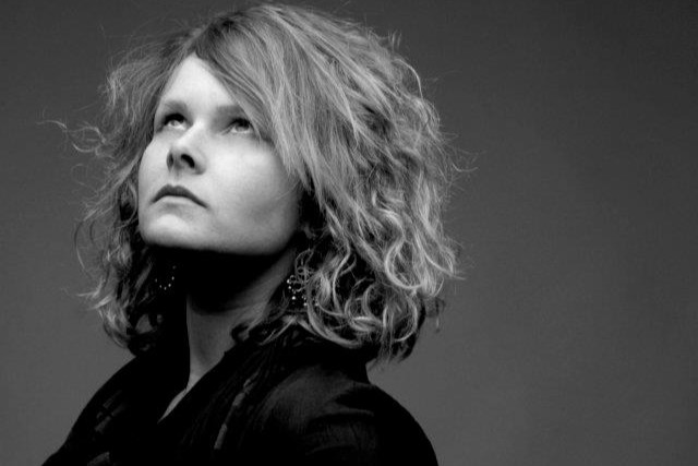 Kunstner Christel Witthøft, der også har stået for udsmykningen af Næstveds Erhvervshus på Farimagsvej, har stået for kunsten i bymidten. Foto: Privat