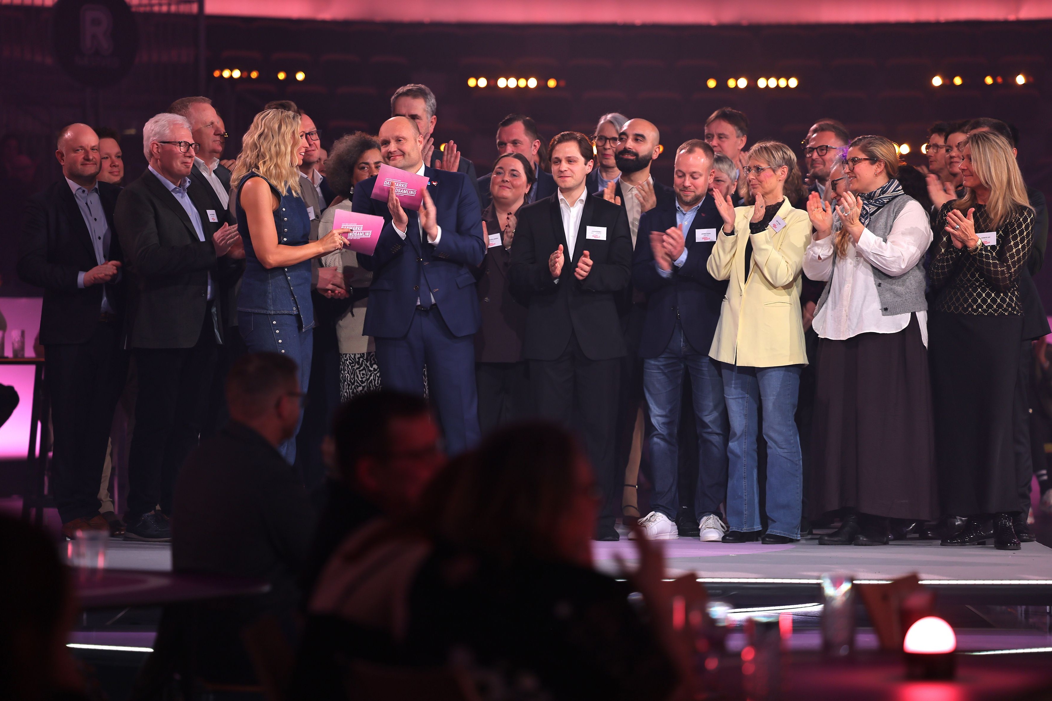 Borgmester Kenneth Sørensen var på scenen i showet og sammen med lokale virksomheder, der har støttet den gode sag som en del af Næstved Puljen, offentliggjorde han den gode nyhed om Næstveds lokale indsamling.  Pressefoto: Danmarks Indsamling