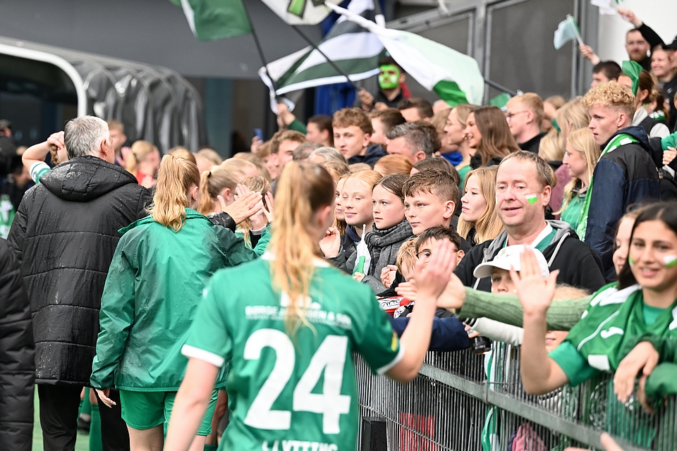 Omkring 1000 grønne fans havde taget turen til Parken for at støtte Næstved HG-holdet. Foto: Iver Tidemand