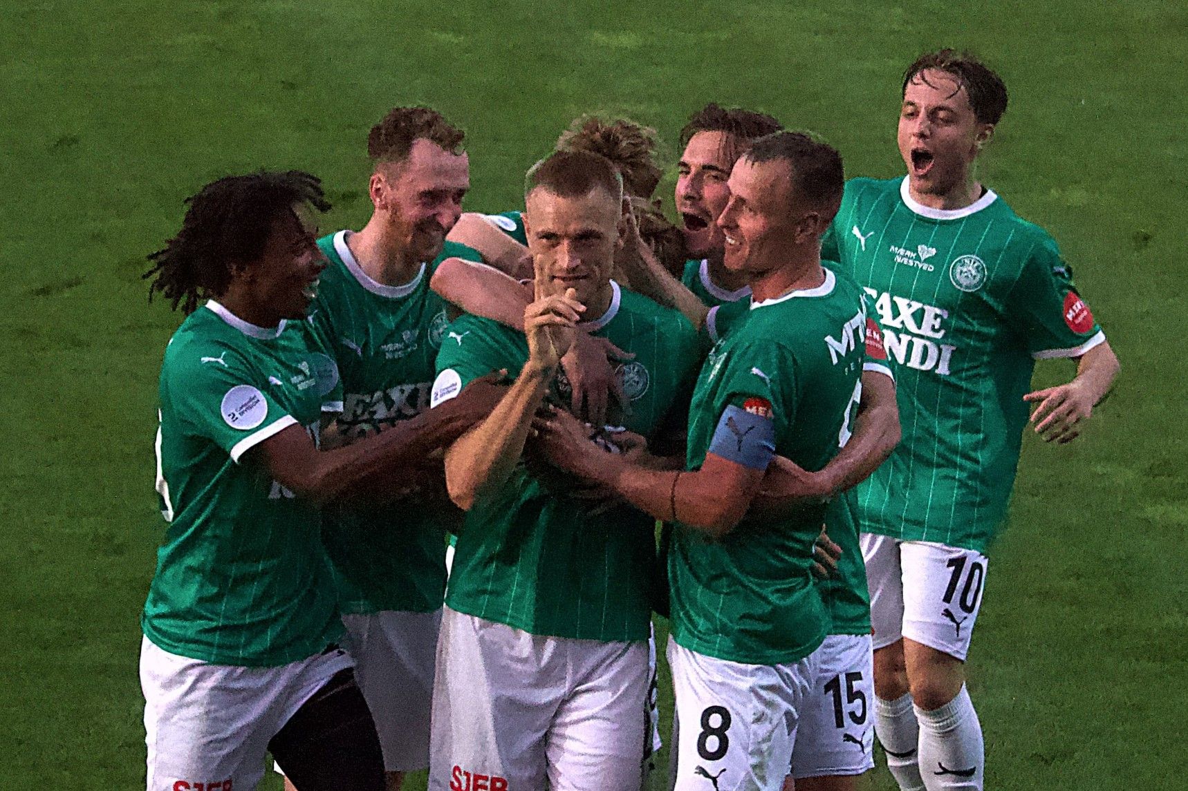 Frederik Christensen har scoret til 1-0 og omringes af glade holdkammerater. Foto: De Grønne Fra Næstved