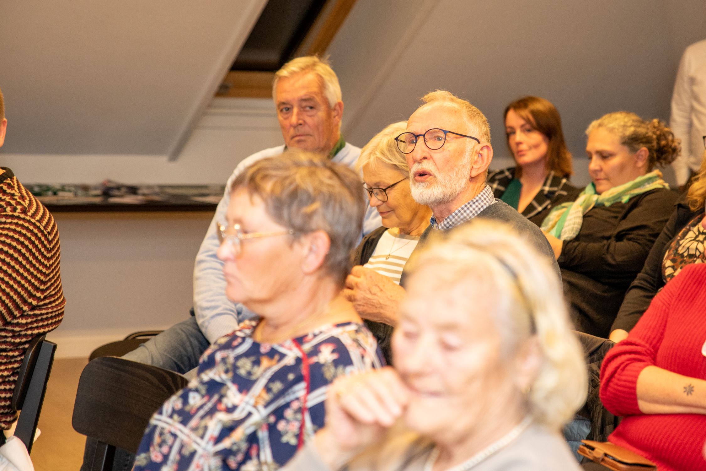 Blandt de små 30 publikummer sad tidligere folketingsmedlem Peder Sass og bidrog i spørgerunden. Foto: Næstved Rygcenter