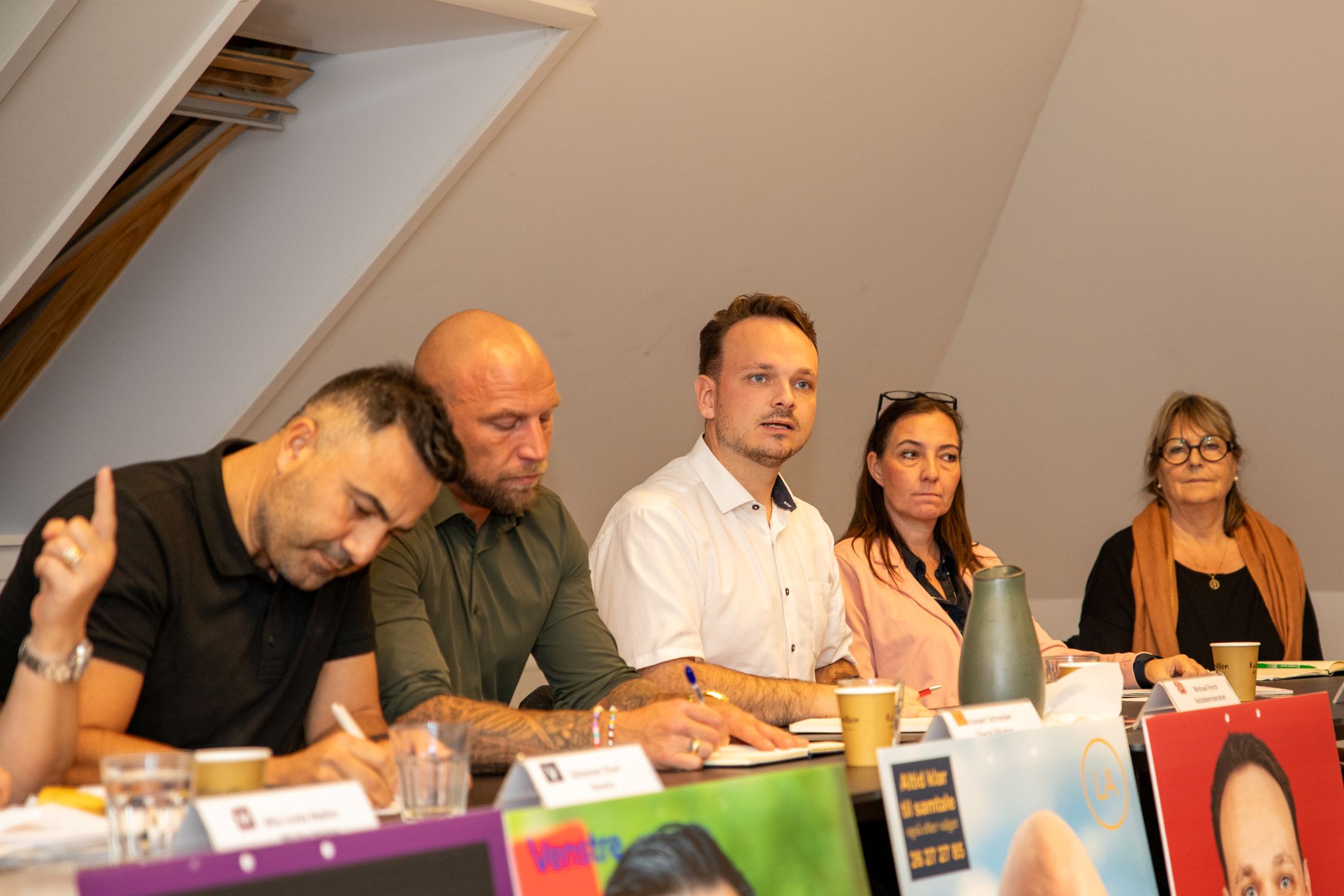 Politikere fra de 10 partier, der stille op til byrådsvalget, var tilstede. Her er det fra venstre Süleyman Yücel (V), Kasper Schneider (I), Michael Perch (A), Sabrina Vibeke Christiansen (B) og Jette Leth Buhl (F). Foto: Næstved Rygcenter