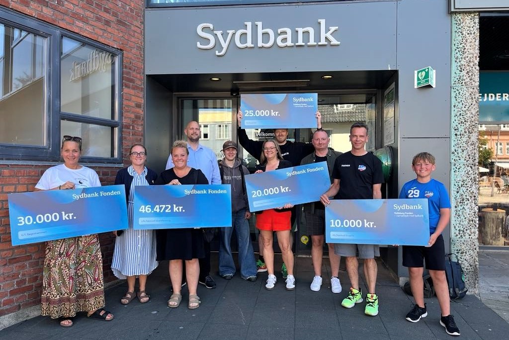 Donationsmodtagerne samlet foran Sydbank på Axeltorv. Foto: Pressefoto