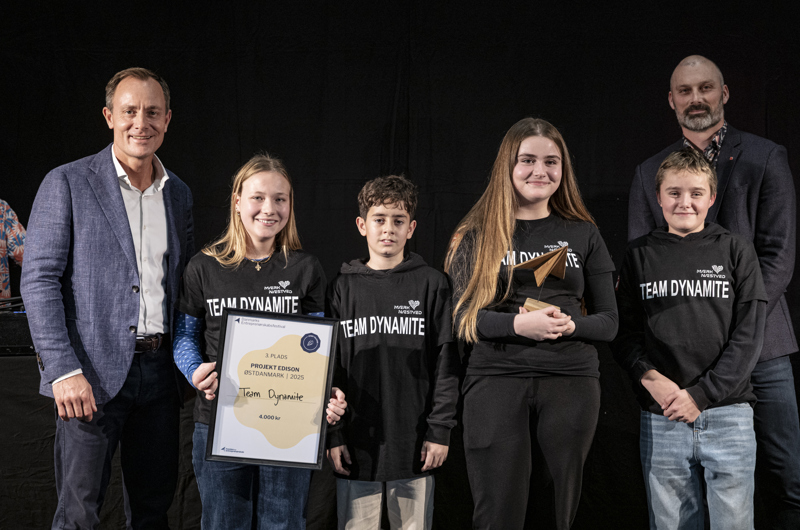 Team Dynamite fra Sct. Jørgens Skole løb med 3. pladsen ved Landsfinale Øst i Projekt Edison. Her ses de på scenen sammen med direktør for Fonden for Entreprenørskab, Christian Vintergaard og formanden for Udvalget for Skole og Børn i Holbæk Kommune, Jarl Falk Sabroe. Foto: Rasmus Degnbol for Fonden for Entreprenørskab