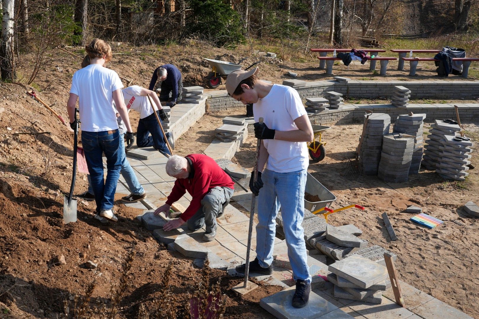 Der hjælpes til med at bygge bålplads hos KFUM. Foto: Privat