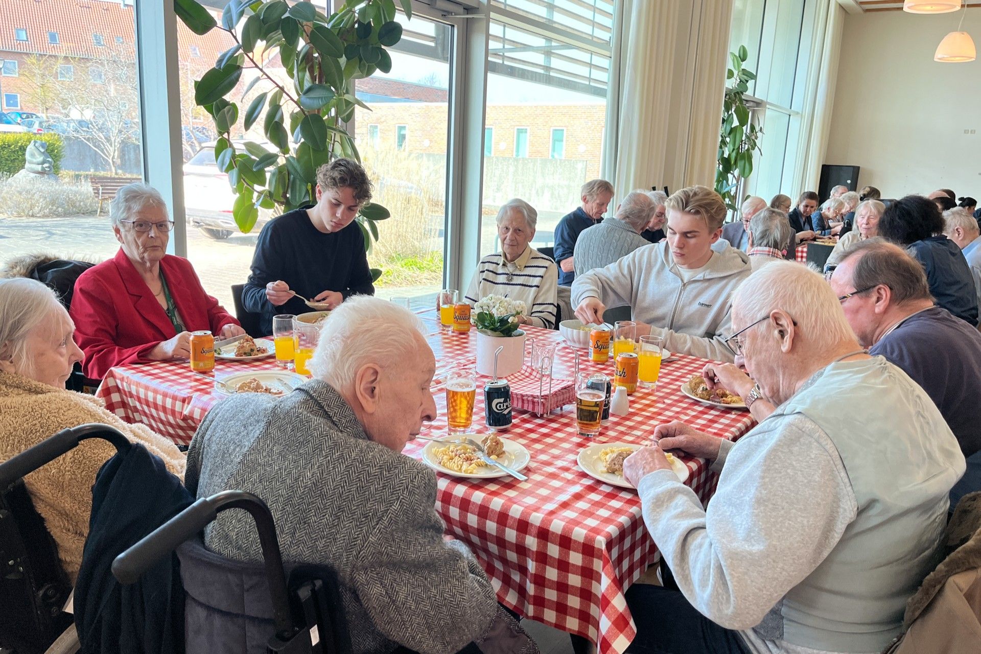 Centret for Sundhed og Ældre nød godt af besøget fra de unge elever. Foto: Privat