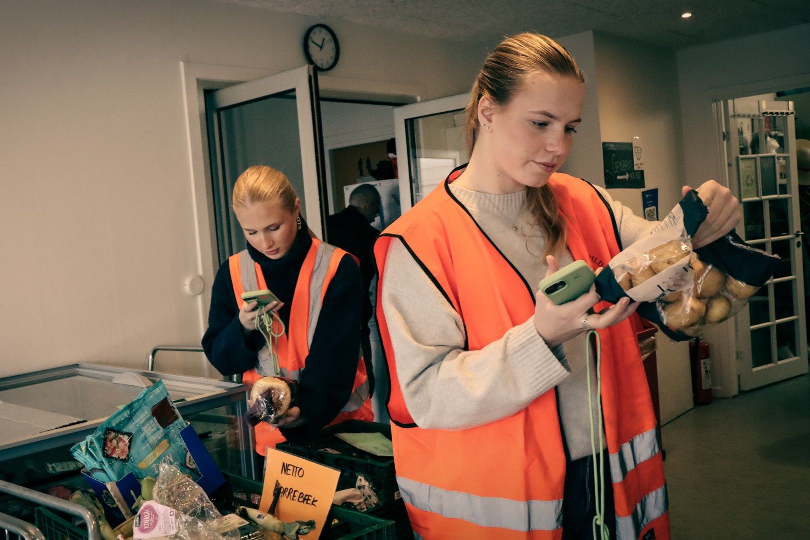 Elever i gang hos Mindre Spild med at tjekke datoer på varerne. Foto: Privat