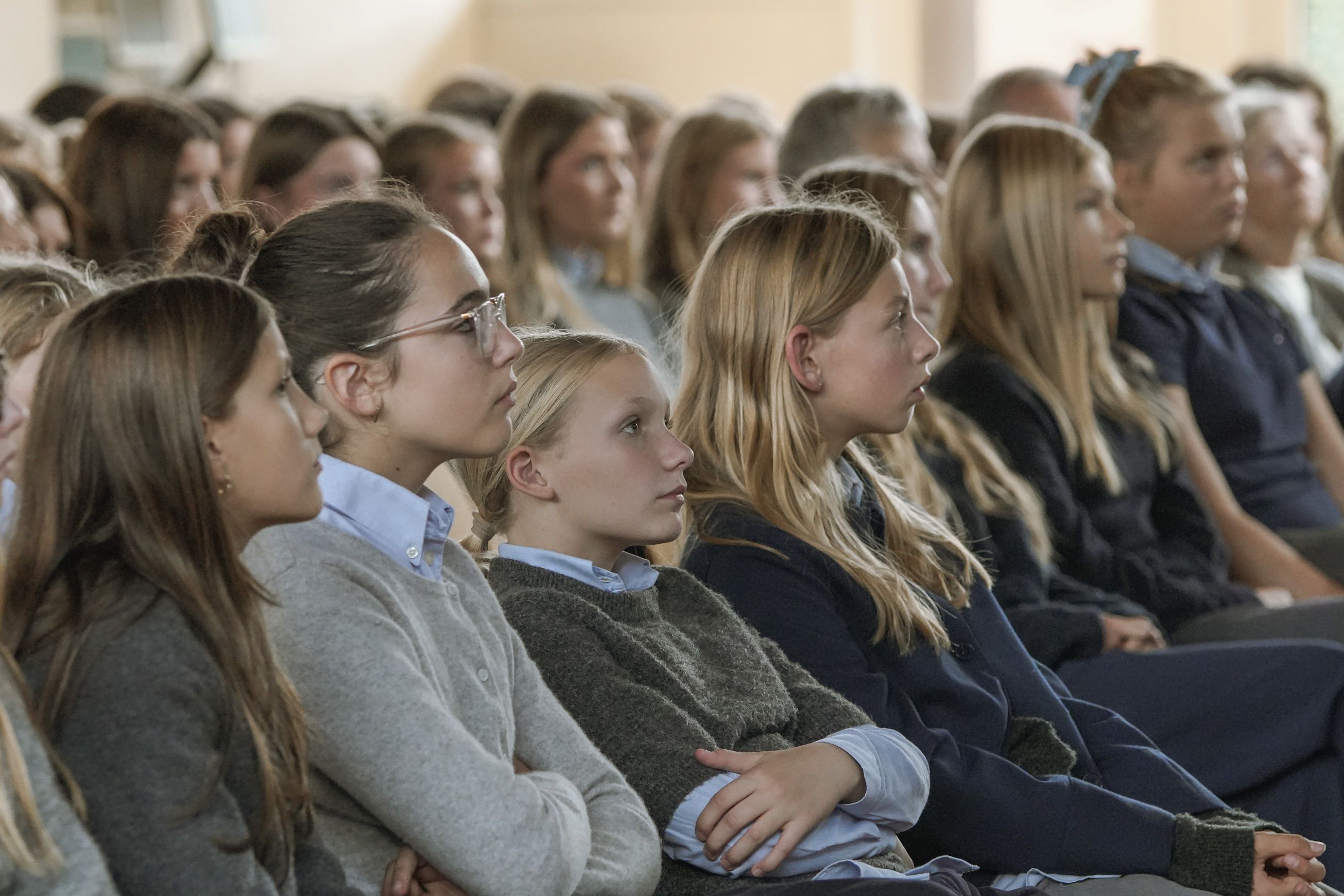 Eleverne lyttede interesseret til oplægget om blærekræft i Helenhallen. Foto: Herlufsholm Skole