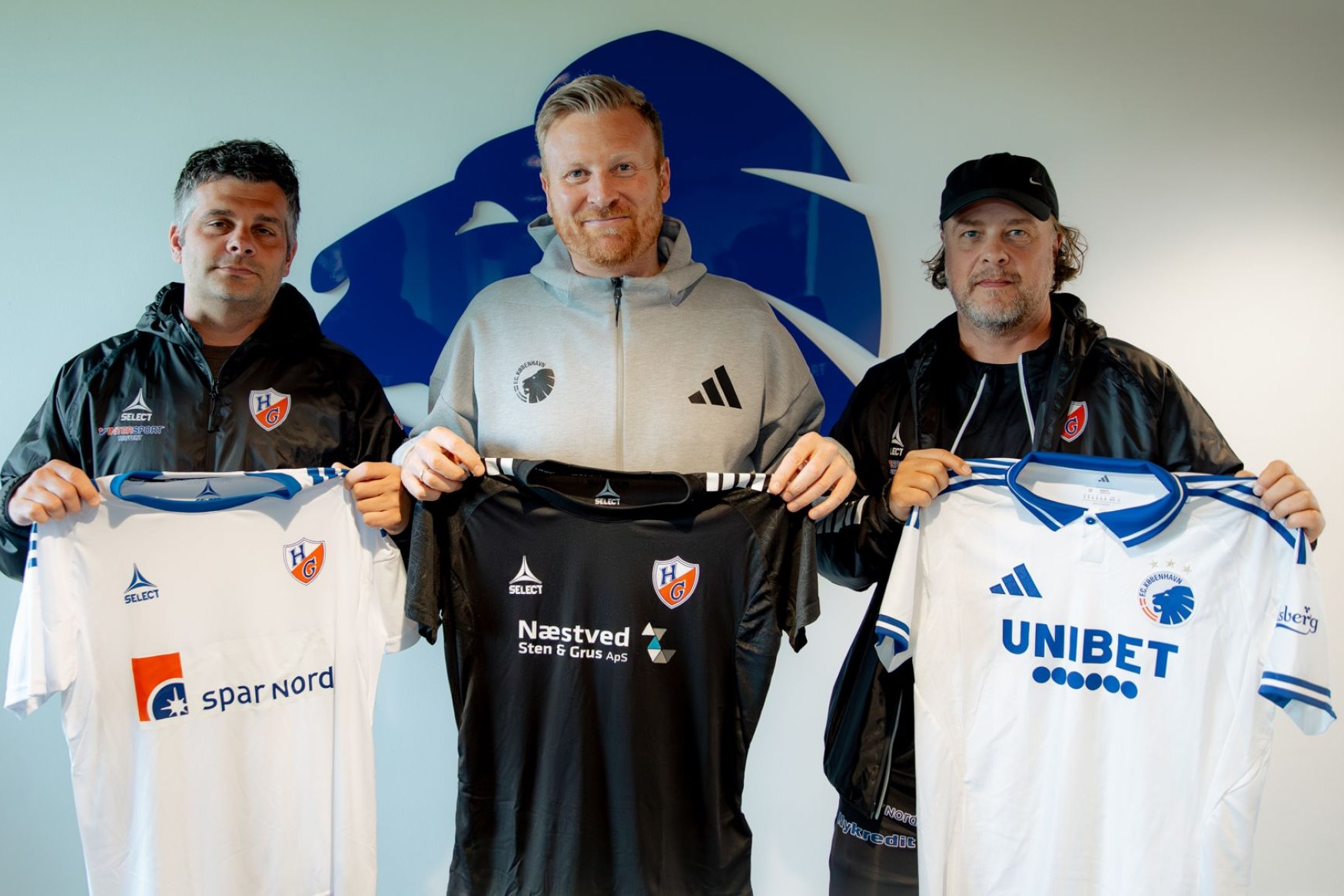 HGs formand Adam Barkhuus, Niels Madsen og HGs næstformand Kim Terp. Foto: FCK Media