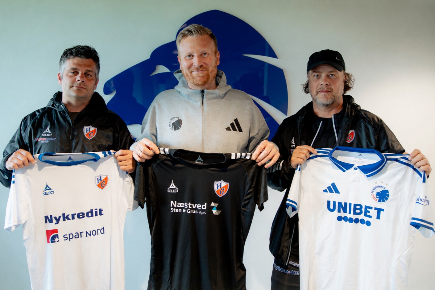 HGs formand Adam Barkhuus, Niels Madsen og HGs næstformand Kim Terp. Foto: FCK Media