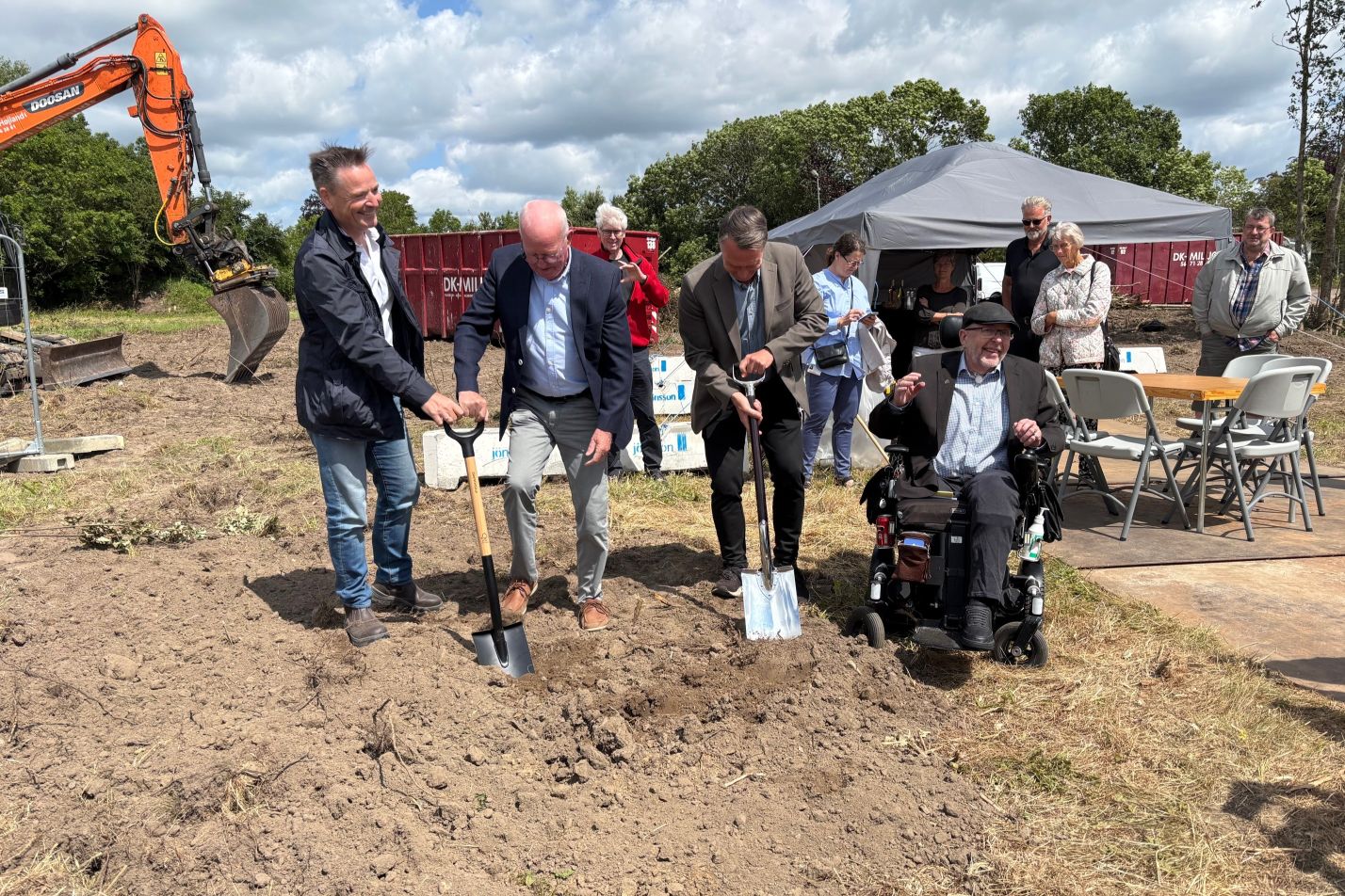 Traditionen tro blev spaderne sat i jorden og markerede, at byggeriet af 60 nye almene boliger i Mogenstrup nu går i gang. Foto: Boligkontoret Danmark