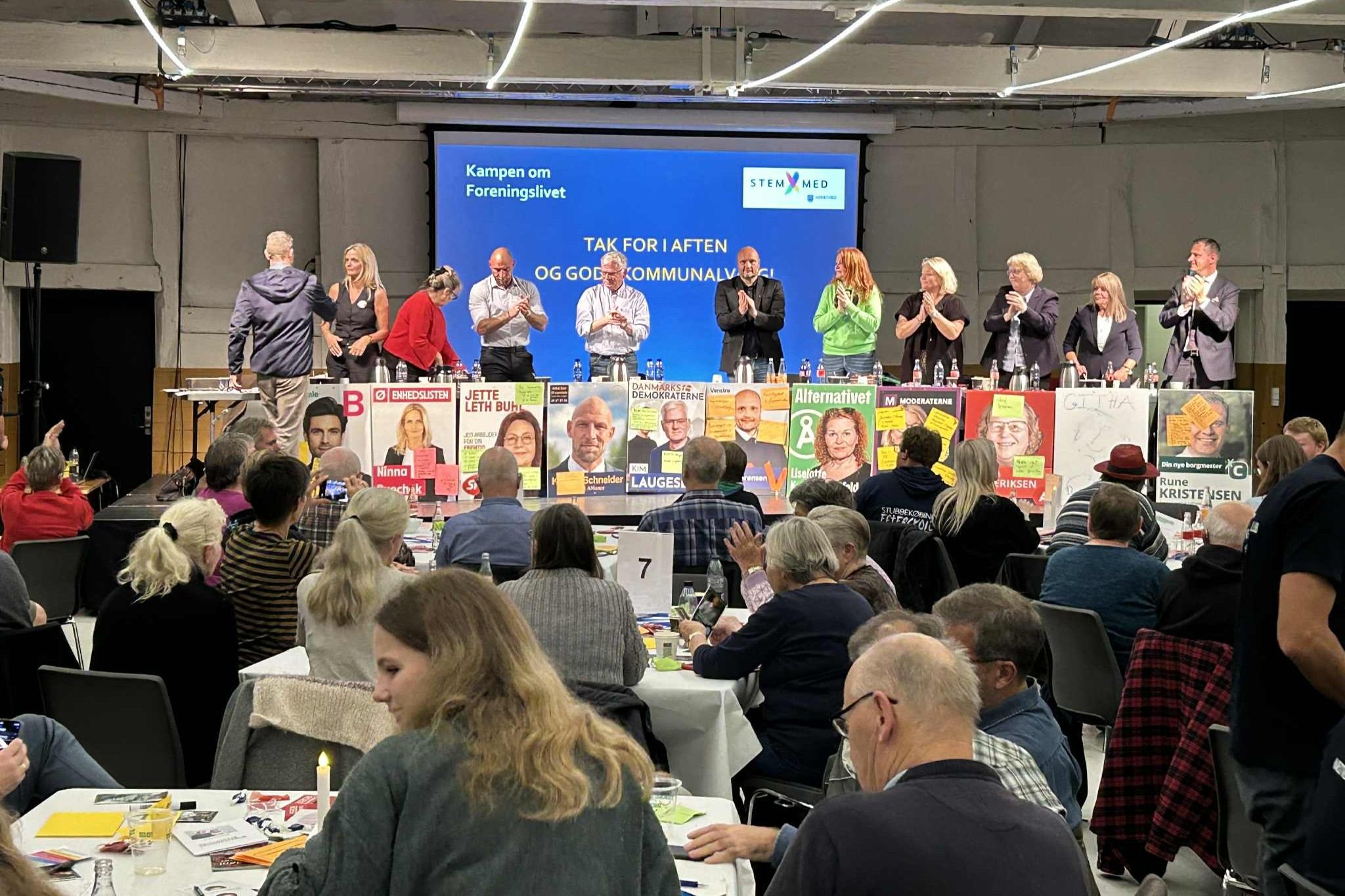 Paneldeltagerne takker publikum og ordstyrer Torben Stenstrup (til venstre med ryggen til) takker kandidaterne for en god aften. Foto: John Ringstrøm