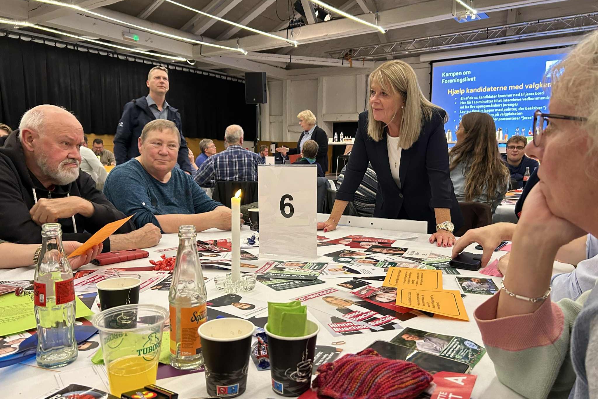 DF's Githa Nelander blev placeret ved bord 6, hvor gæsterne kunne spørge ind til hendes holdninger. Foto: John Ringstrøm