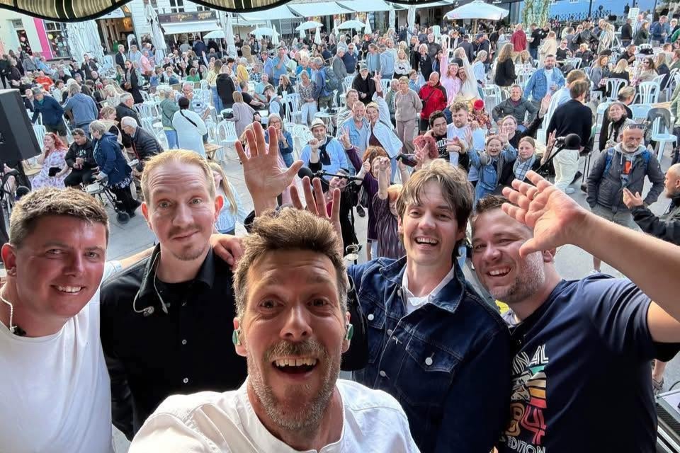 Forklædt som Larsen spiller lørdag til havnefesten i Karrebæksminde. Foto: Privat