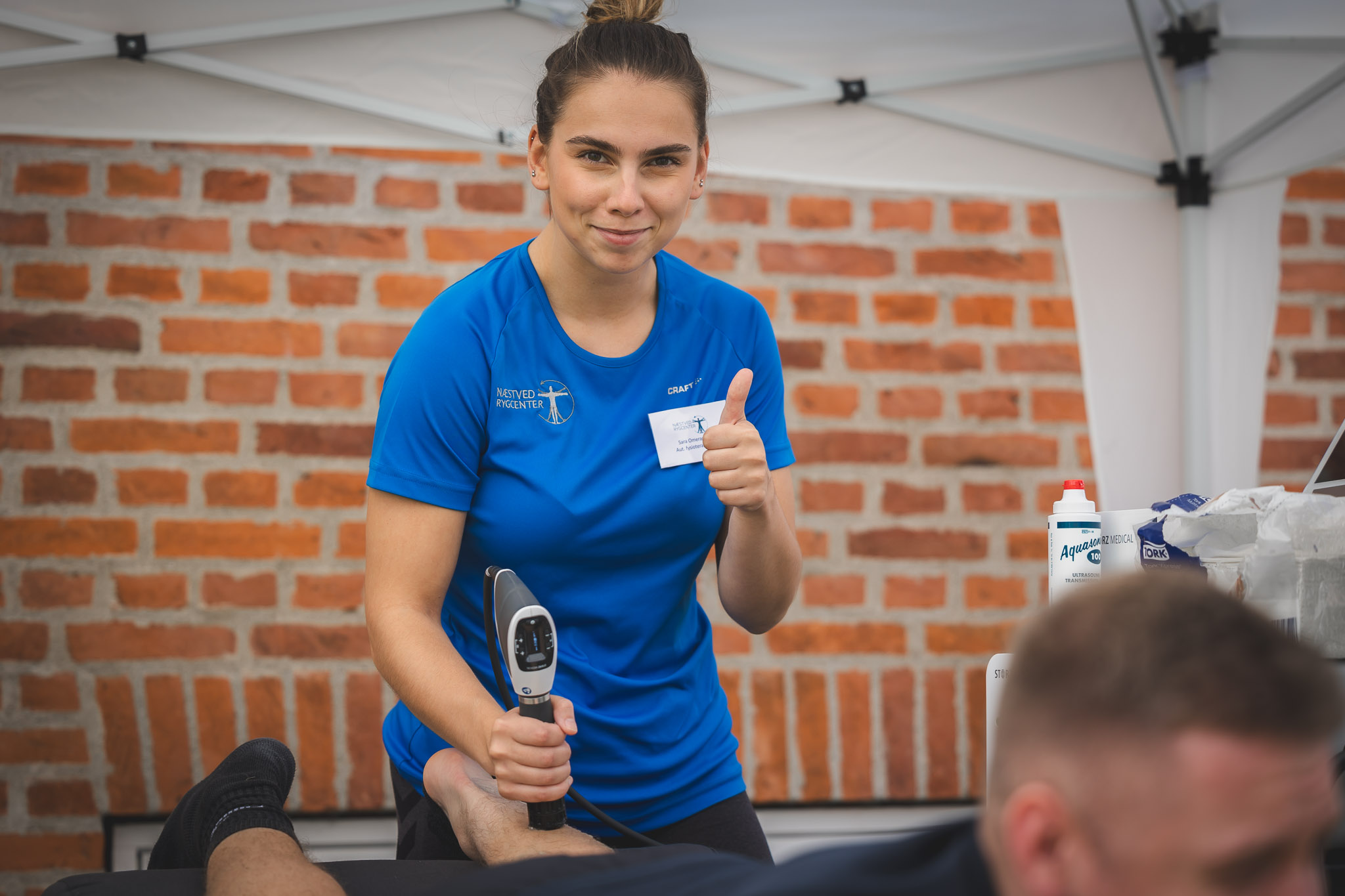 Fysioterapeuet Sara Omaragic er en af de mange behandlere. Foto: Næstved Rygcenter