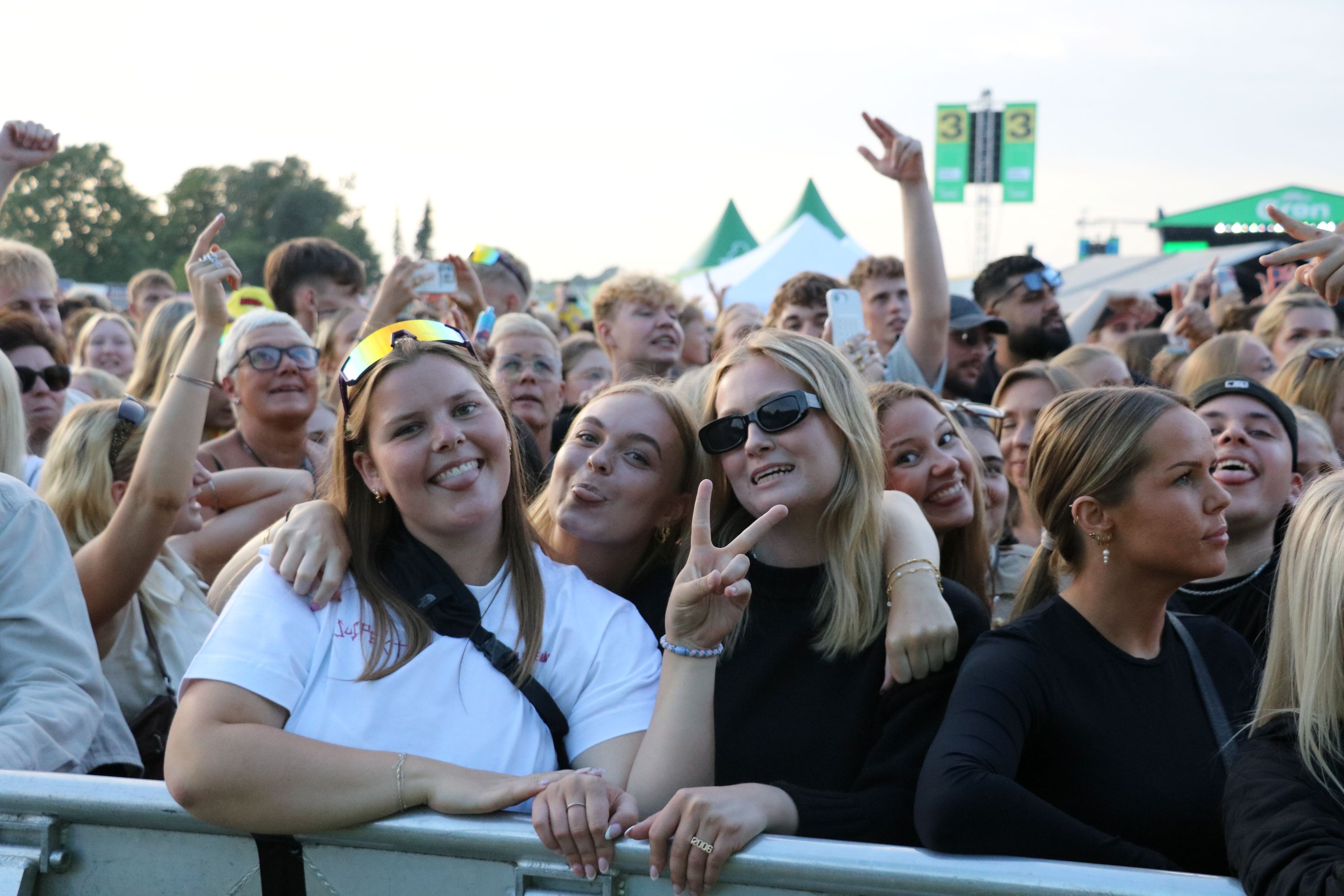 Unge Gilli-fans havde fundet vej til forreste række. Foto: John Ringstrøm