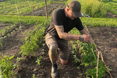 Landmand Emil Svedborg viser rundt på leben.garden. Privatfoto