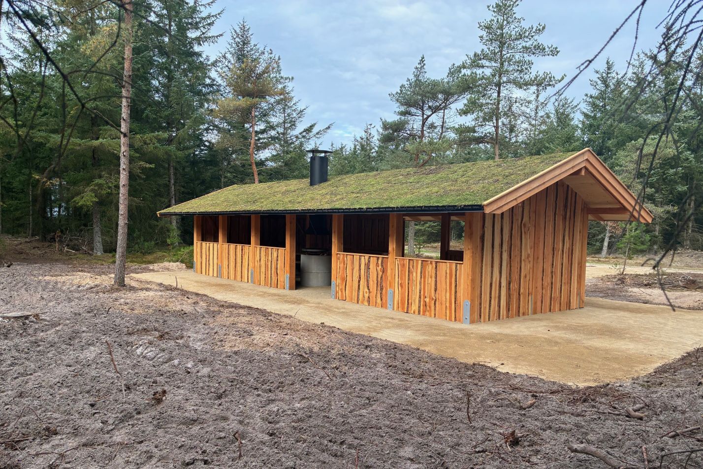 Et madpakkehus som dette står på ønskelisten til det nye natur- og skovområde Vridsløse Nord. Eksemplet er fra Guldborgsund Kommune, hvor leverandøren Dalgas har rejst et madpakkehus med finansiering fra Region Sjælland og Klimaskovfonden.