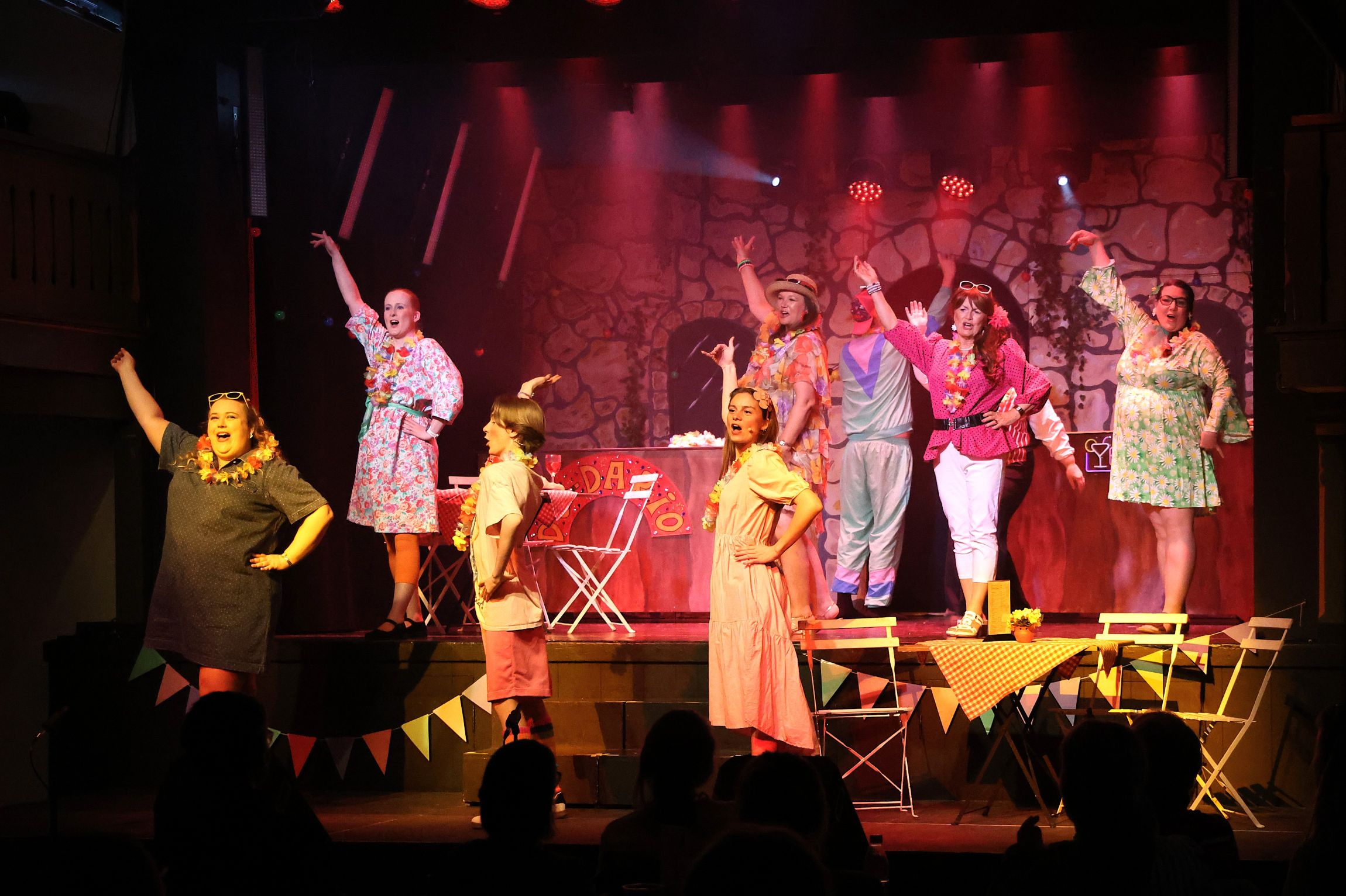 Der er gang i både fest og intriger på Fensmarks "mallorcanske" scene. Foto: John Ringstrøm