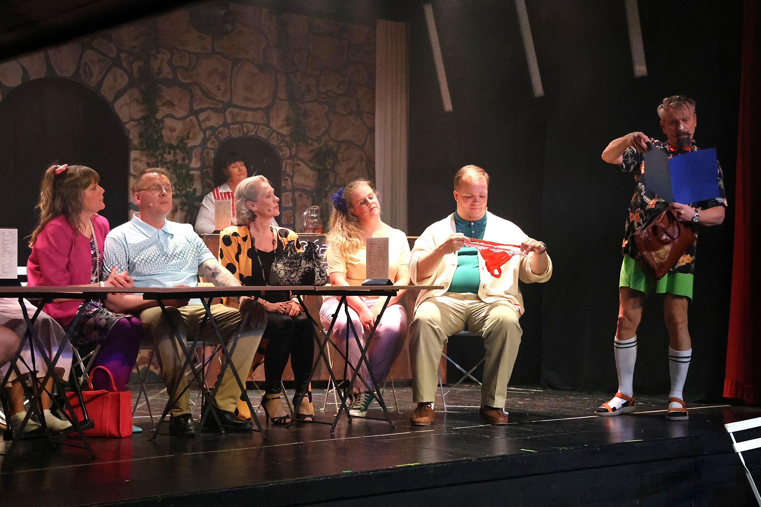 Camilla Rosborg (i midten i prikket tøj) spiller Angelique. Foto: John Ringstrøm