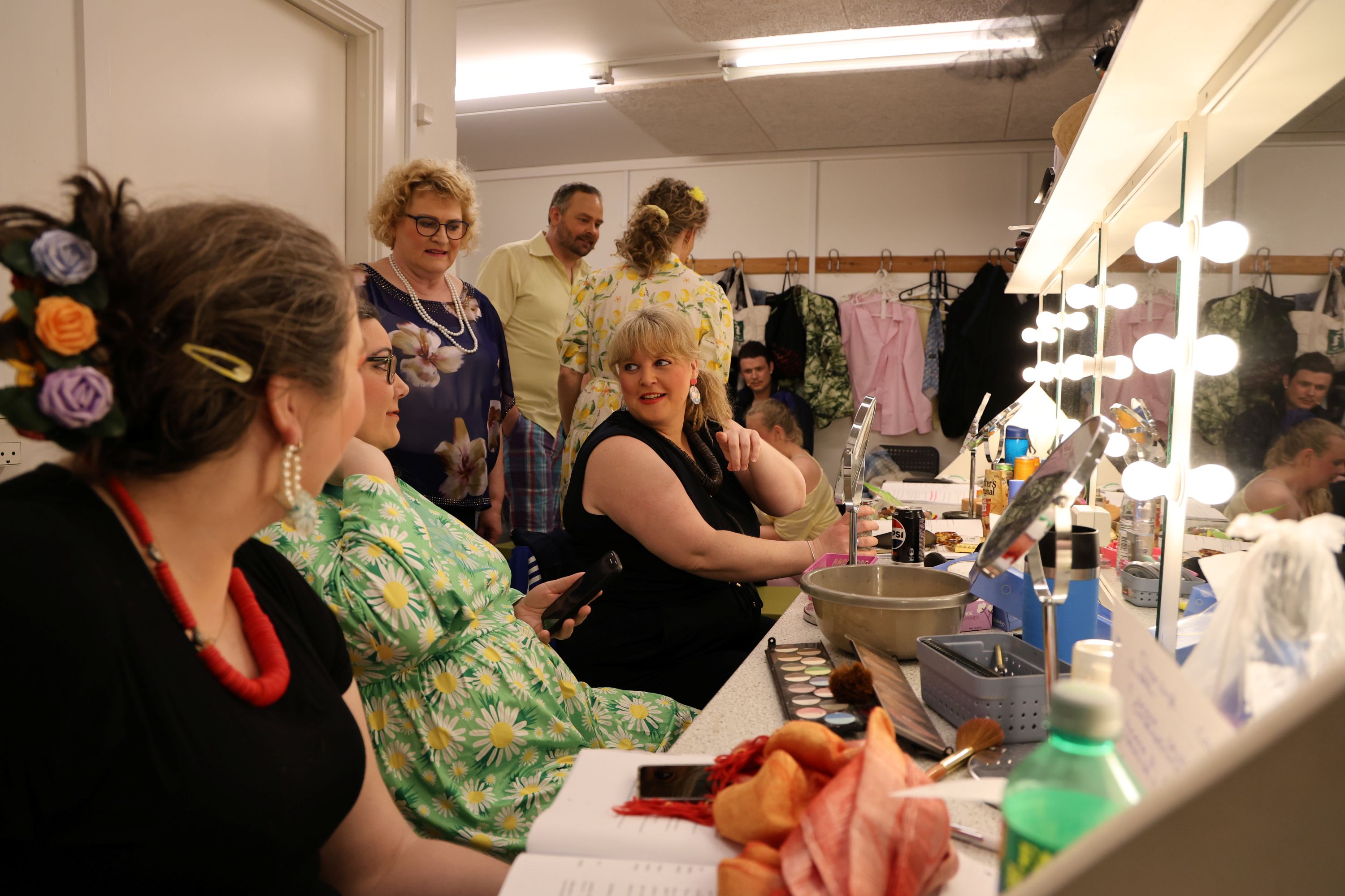 God stemning "backstage", hvor der sminkes og øves replikker. Foto: John Ringstrøm