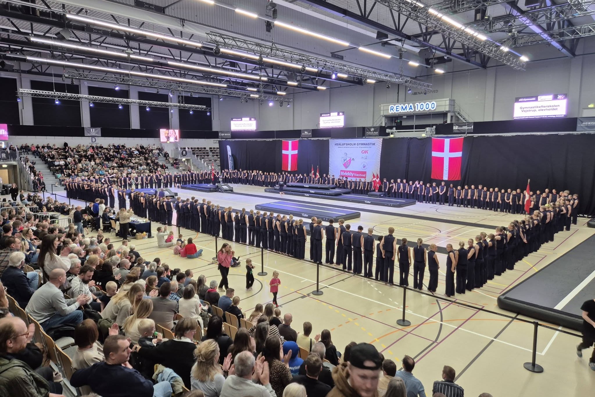 1500 gymnaster på arenagulvet var et flot syn. Foto: HG