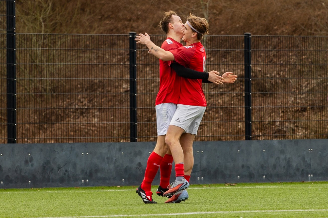 Dobbeltmålscorer Mads Søby (t.v.) i jubel med Victor Lillelund. Foto: Jonas Larsen