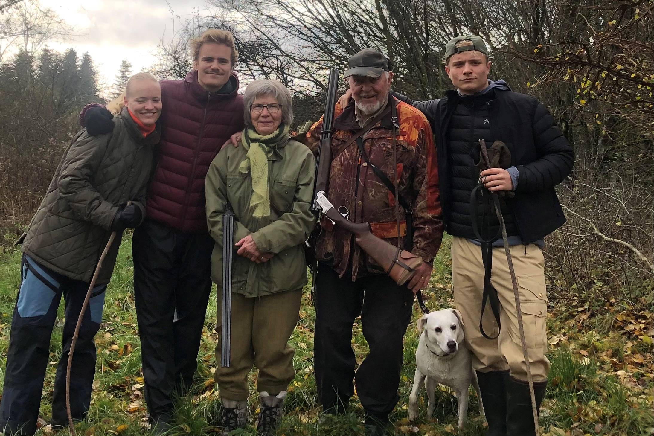 Grethe og Karsten Hansen med tre af deres børnebørn, Freja, Villads og Lauge (og hunden Luna). Foto: Privat
