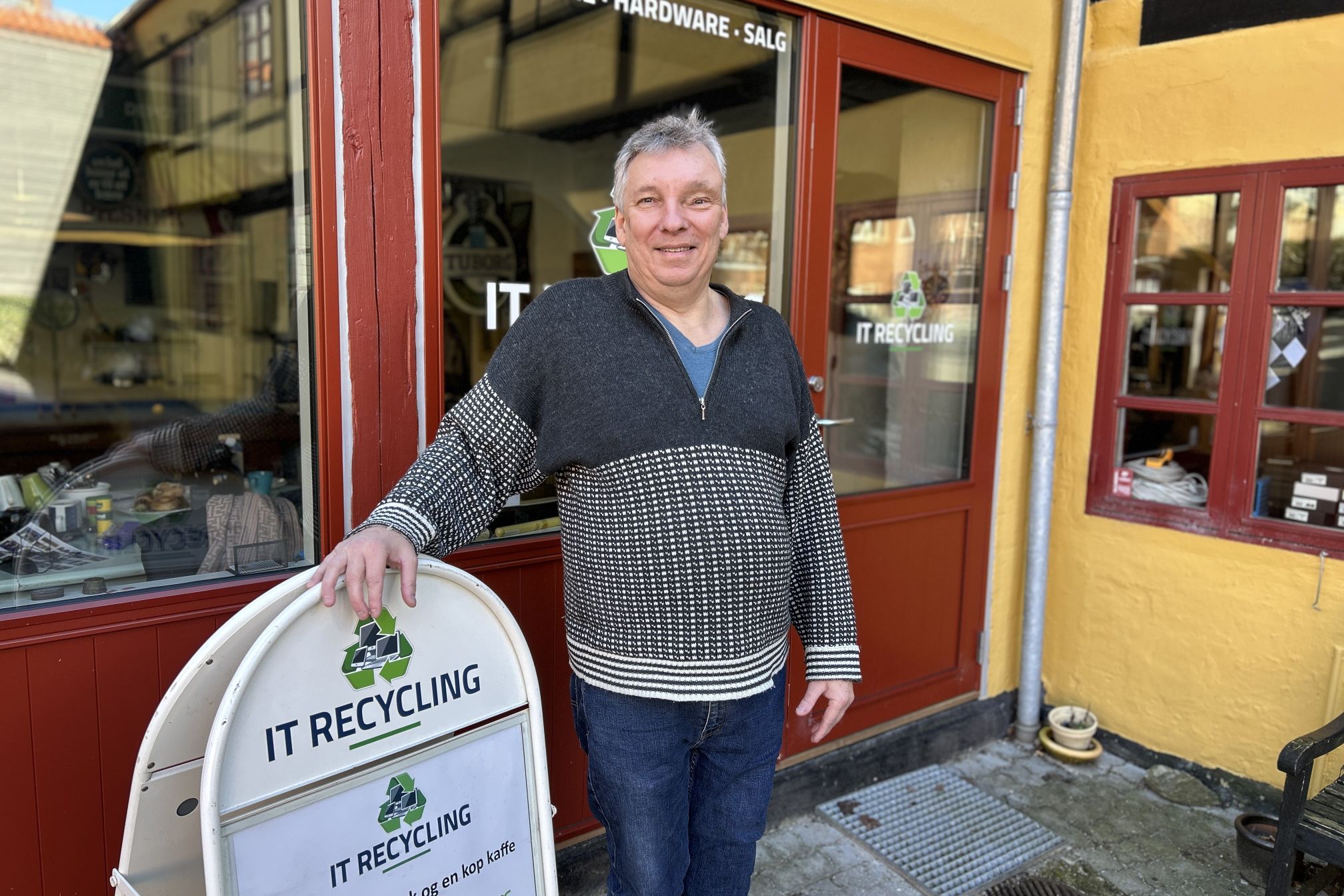 Hasse Larsen fra IT Recycling fortæller om reparation og genbrug af elektronik når NæverGreen inviterer på byvandring den 3 og 5 September.jpg