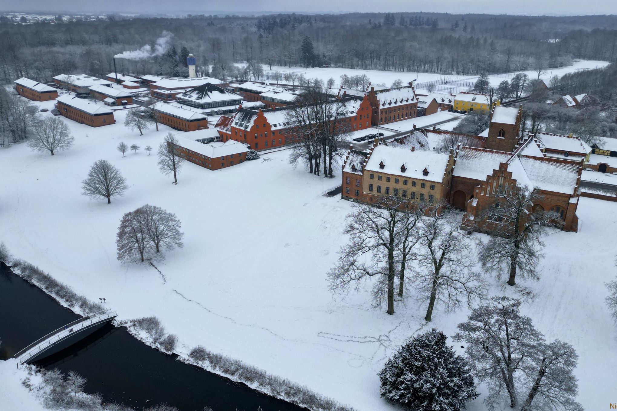 Herlufsholm Skole i vinterklæder. Foto: Nicolas Ilnov