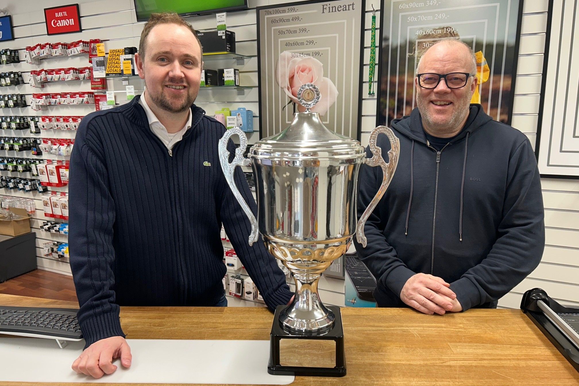 René Kongsgaard og Lars Lindeholm med cityforeningens store vandrepokal. Foto: John Ringstrøm