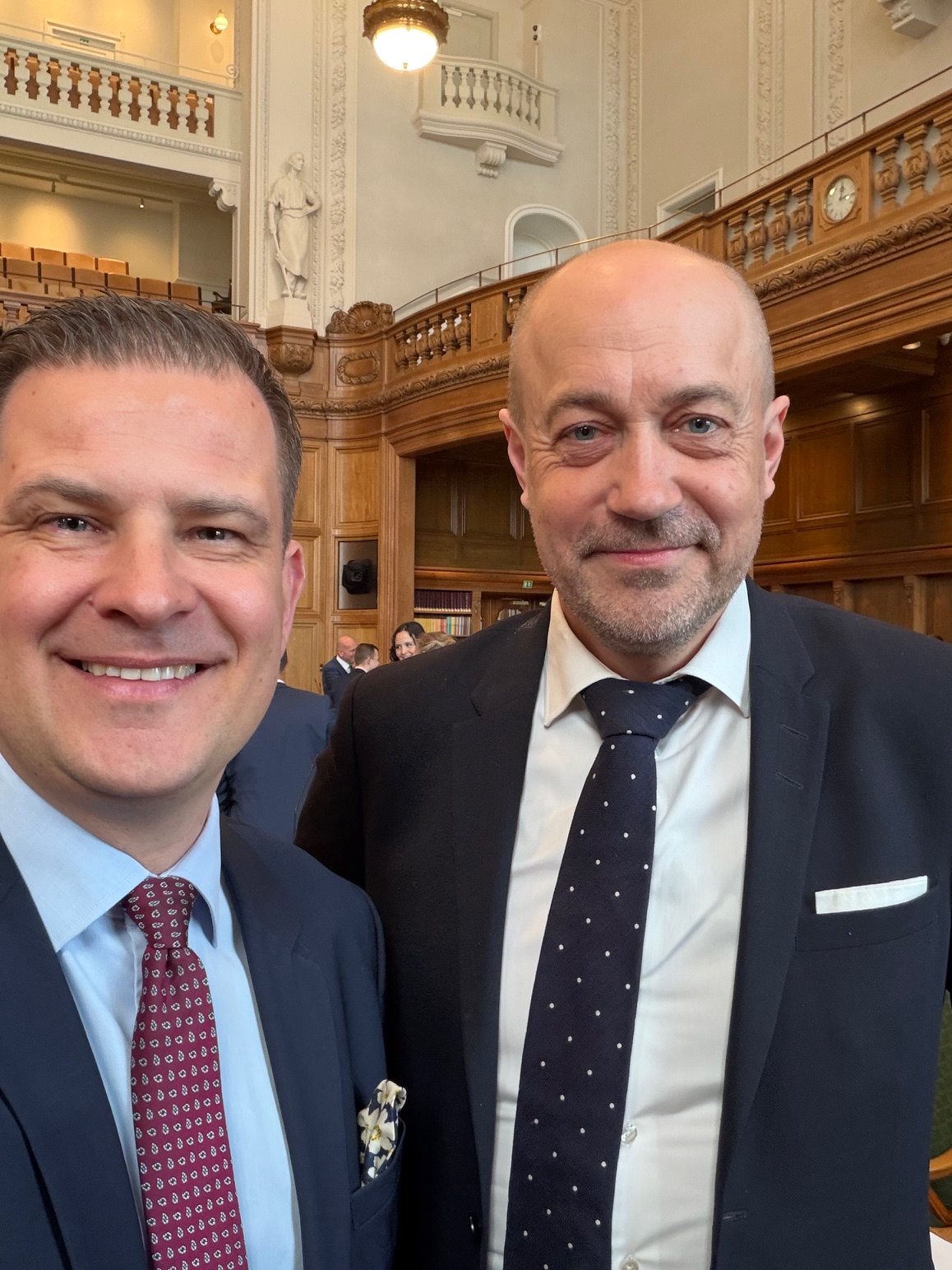 Rune Kristensen og miljøminister Magnus Heunicke (A) stak hovederne sammen til Folketingets åbning 10. april. Foto: Privat