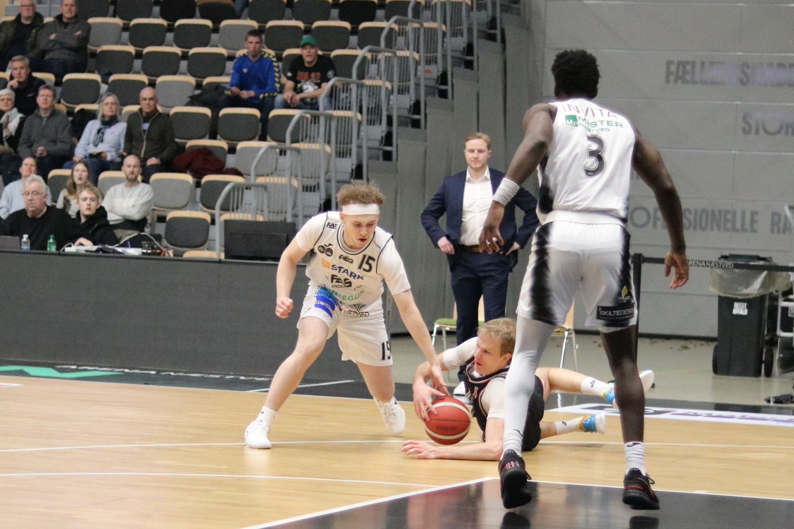 Lukas Meyer Christensen kæmper med Martin Poulsen om bolden. Foto: John Ringstrøm