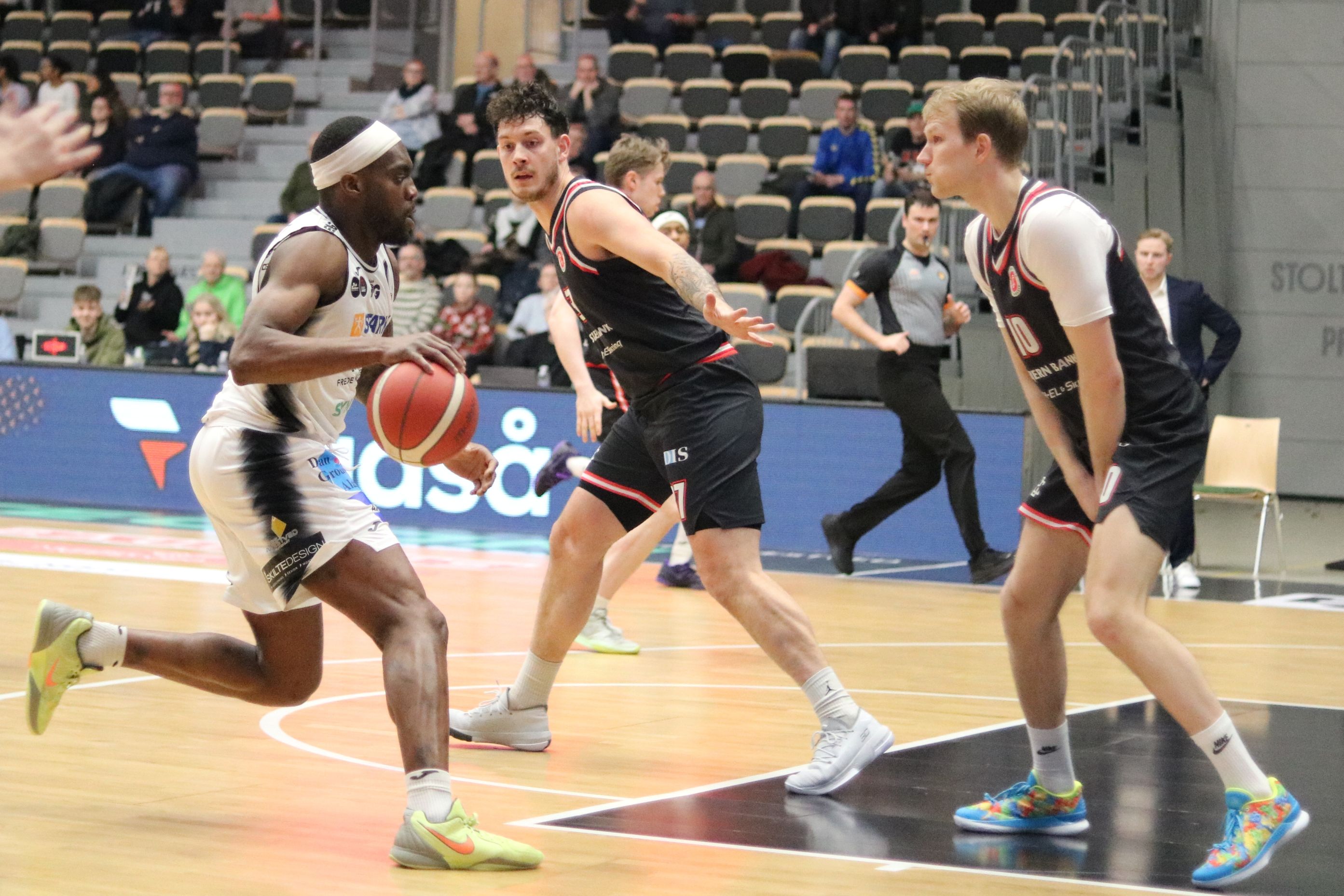 Ikenna Okeke i kamp med Mathias Bak Christensen og Martin Poulsen (th). Foto: John Ringstrøm