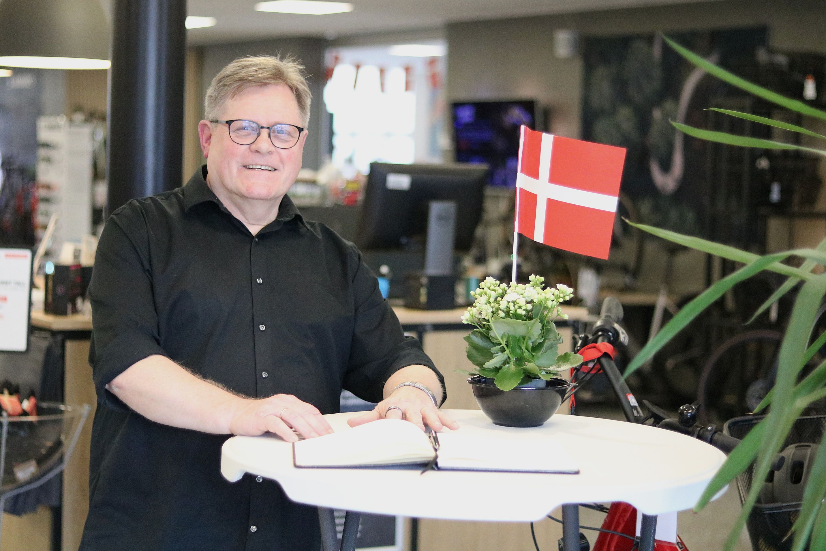 Karsten Pedersen har i 45 år været en del af Næstveds cykelliv - enten som rytter, mekaniker, sælger eller som servicemand på Team Rynkeby. Foto: John Ringstrøm