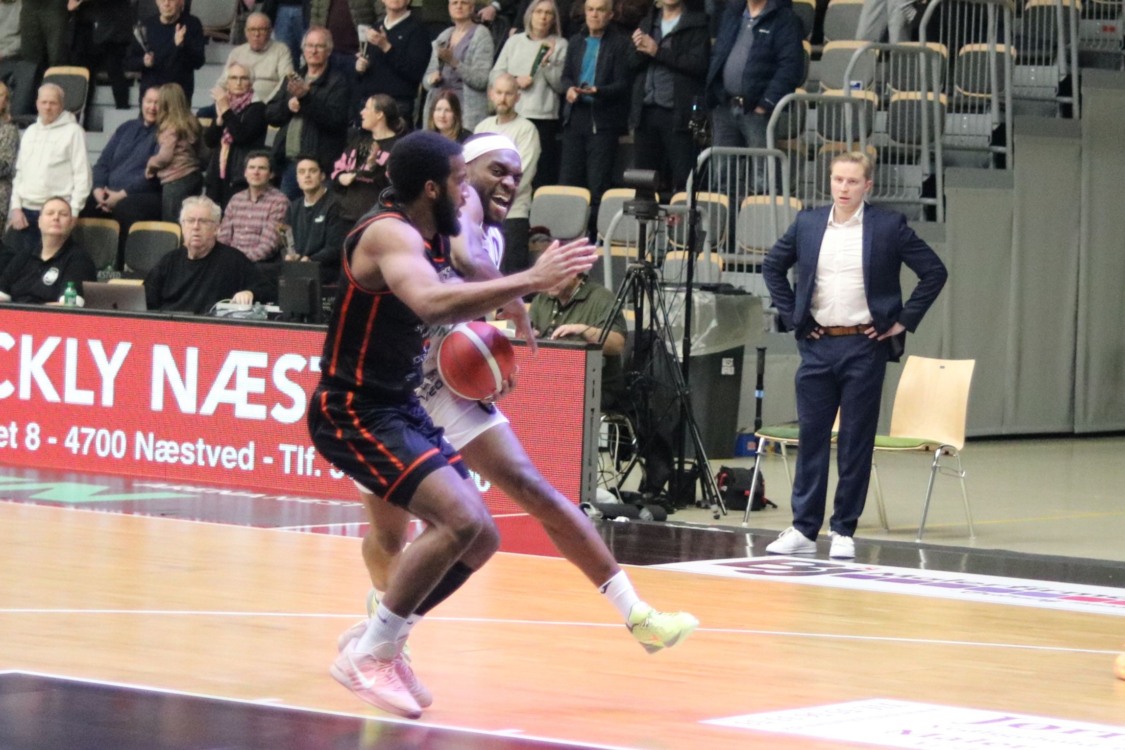 Træner David Pavlakovich kunne juble, da Ikenna Okeke (hvid trøje) blev matchvinder. Billedet er fra kampen mod Bakken Bears. Foto: John Ringstrøm
