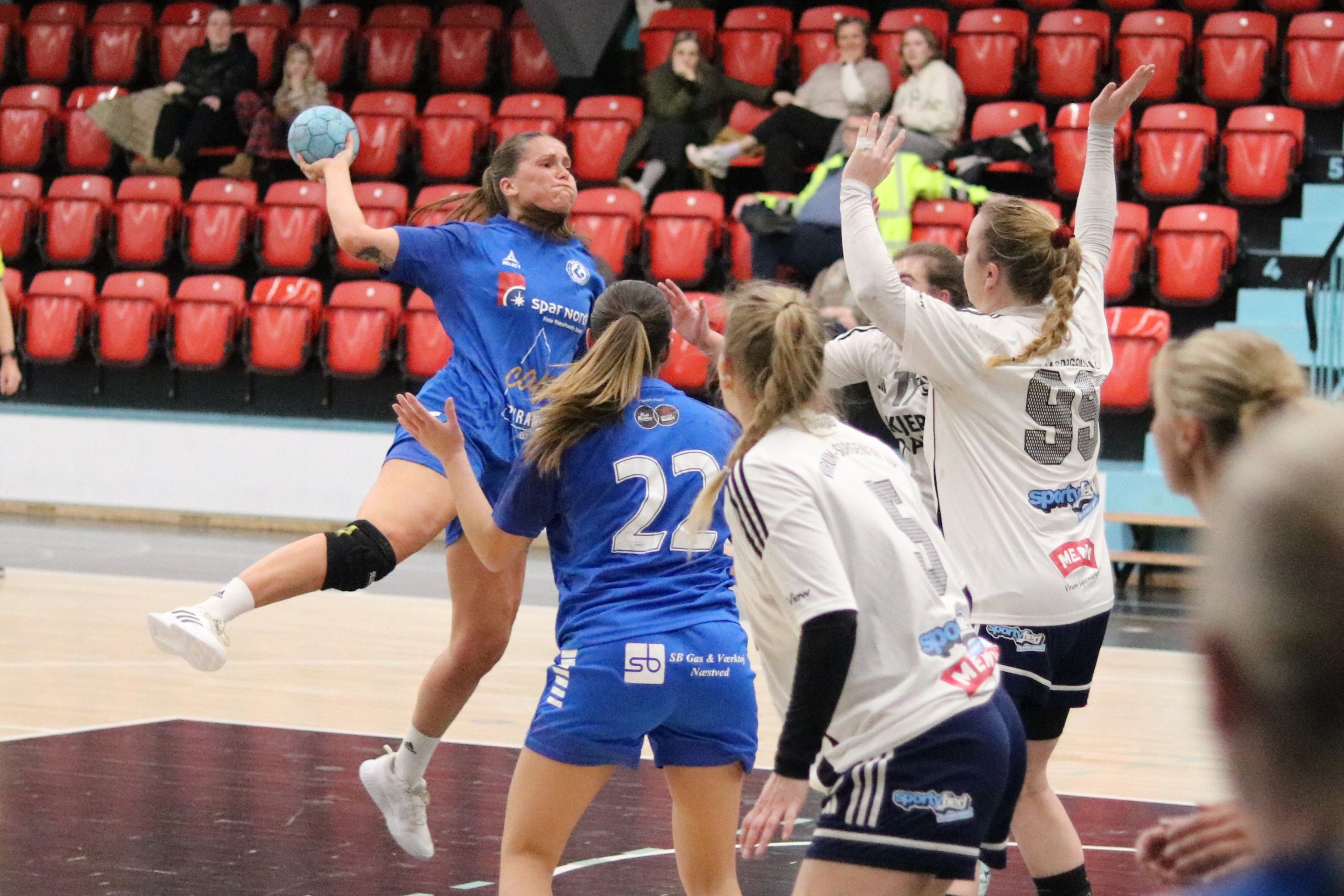 Kristina Kjeldal Andersen forsøger sig mod VSH. Men både hun og holdkammeraterne havde svært ved at få bolden i kassen. Foto: John Ringstrøm