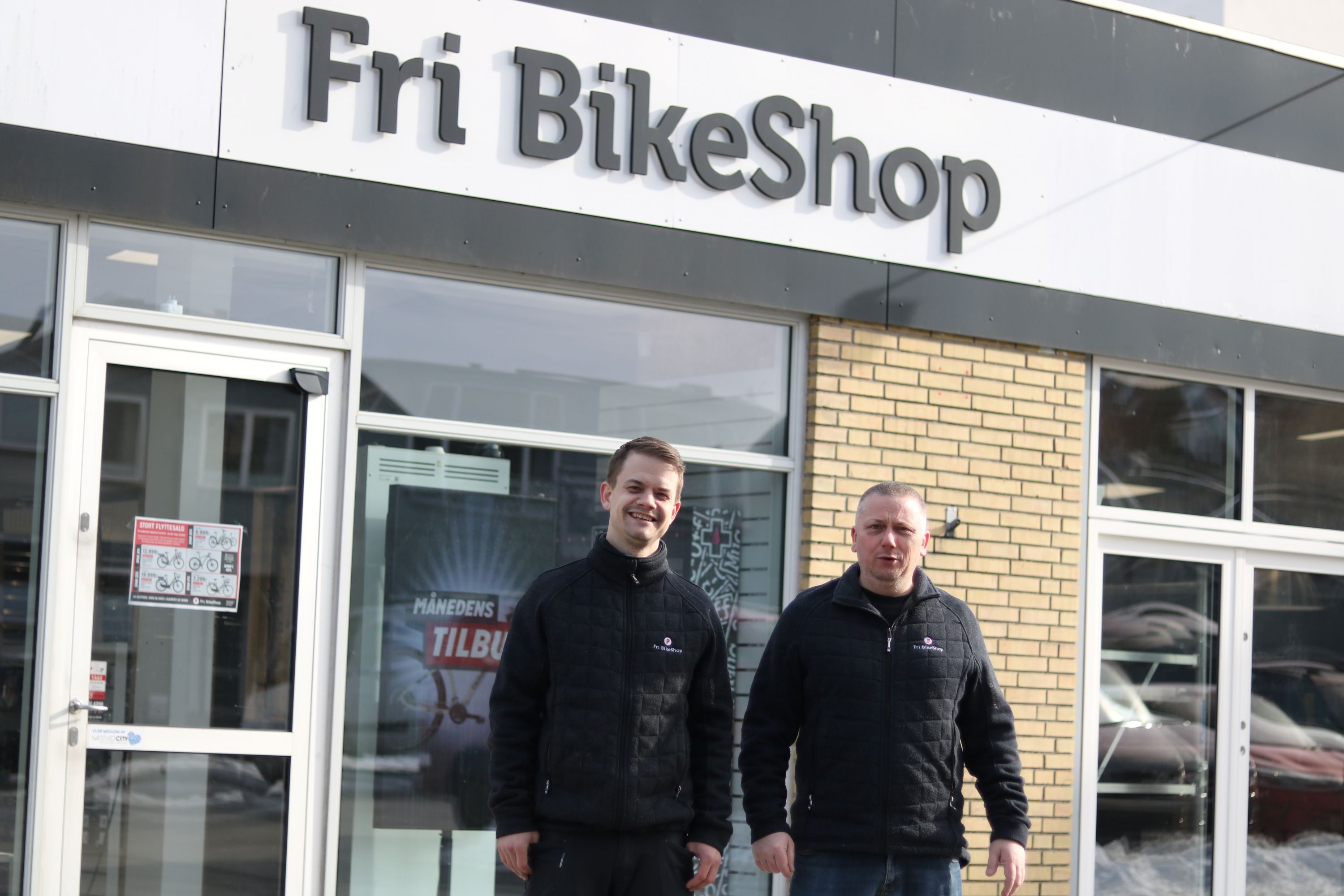 Skiltet er på plads og snart har Thomas Hansen (t.v.) og Tonni Vang også alt andet på plads i Kindhestegade 6B. Foto: John Ringstrøm