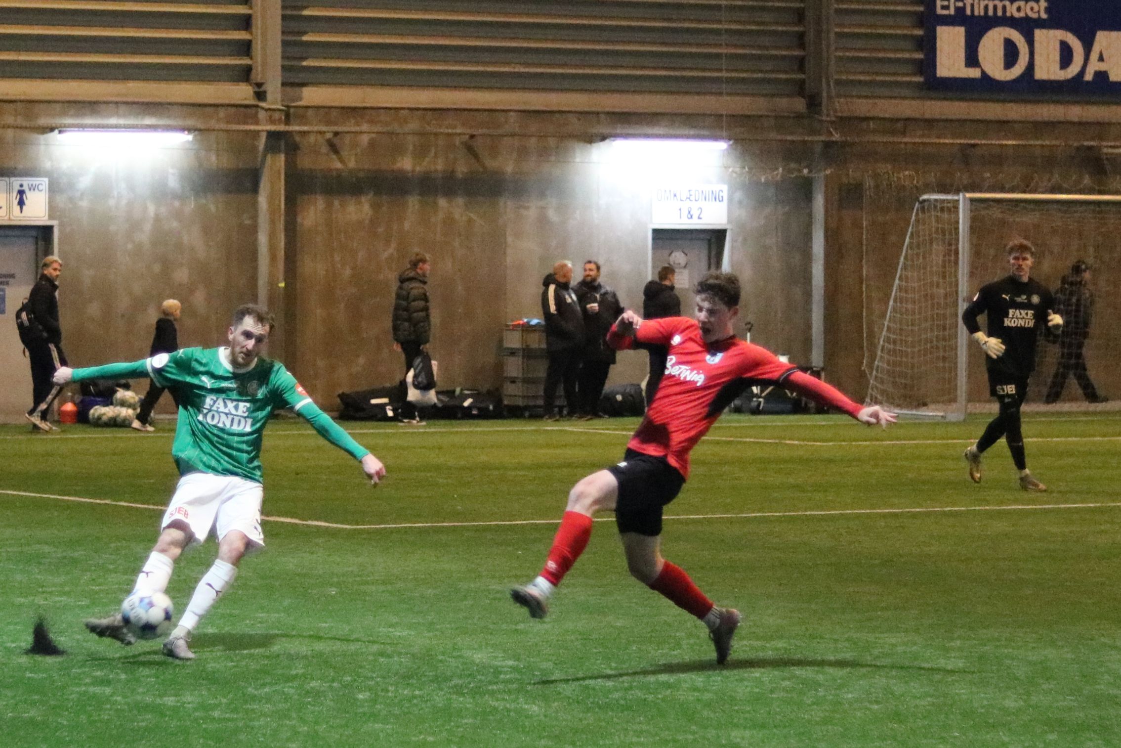 Albert Gaub-Jakobsen i målet (th) holder øje med, at Sam Tattum får ekspederet bolden væk. Foto: John Ringstrøm