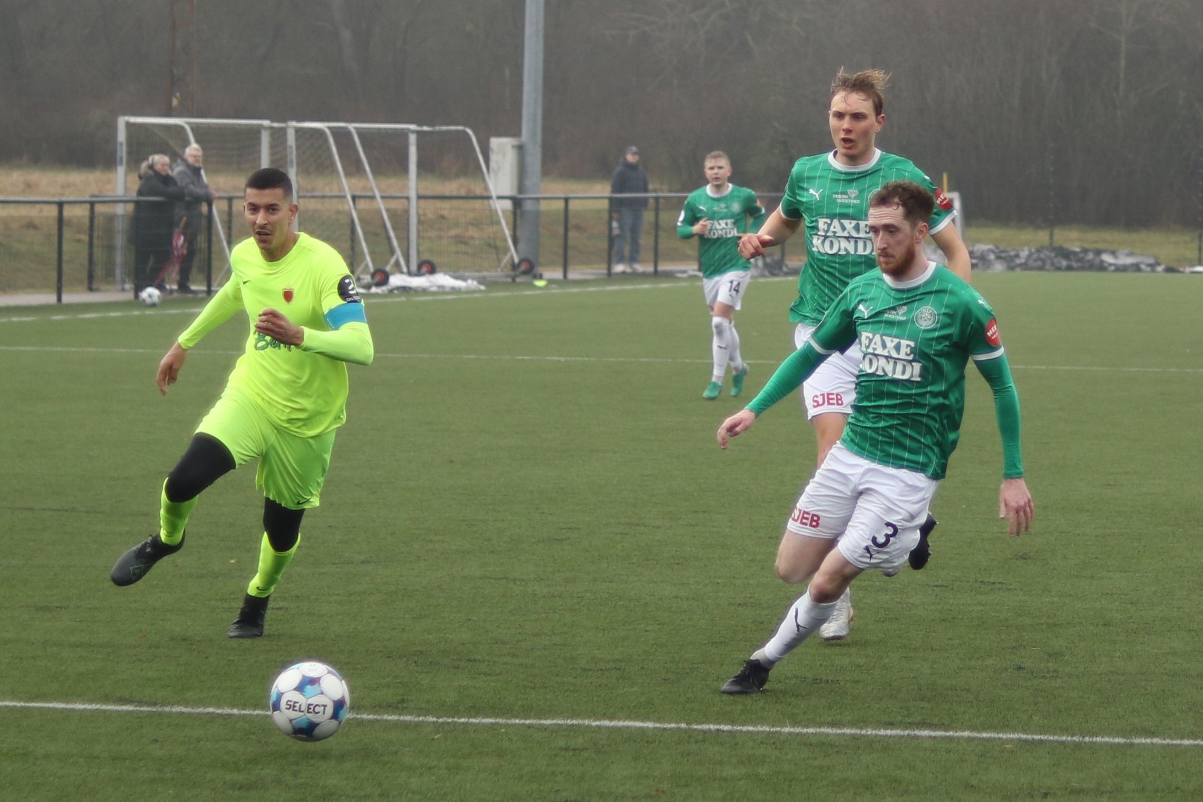 Sam Tattum og Aksel Halsgaard (i baggrunden) spillede stærkt i Næstveds forsvar. Her mod Ishøjs anfører Mohamed Azaquoun, der burde have fået rødt kort i 1. halvleg for nogle grove aktioner. Foto: John Ringstrøm