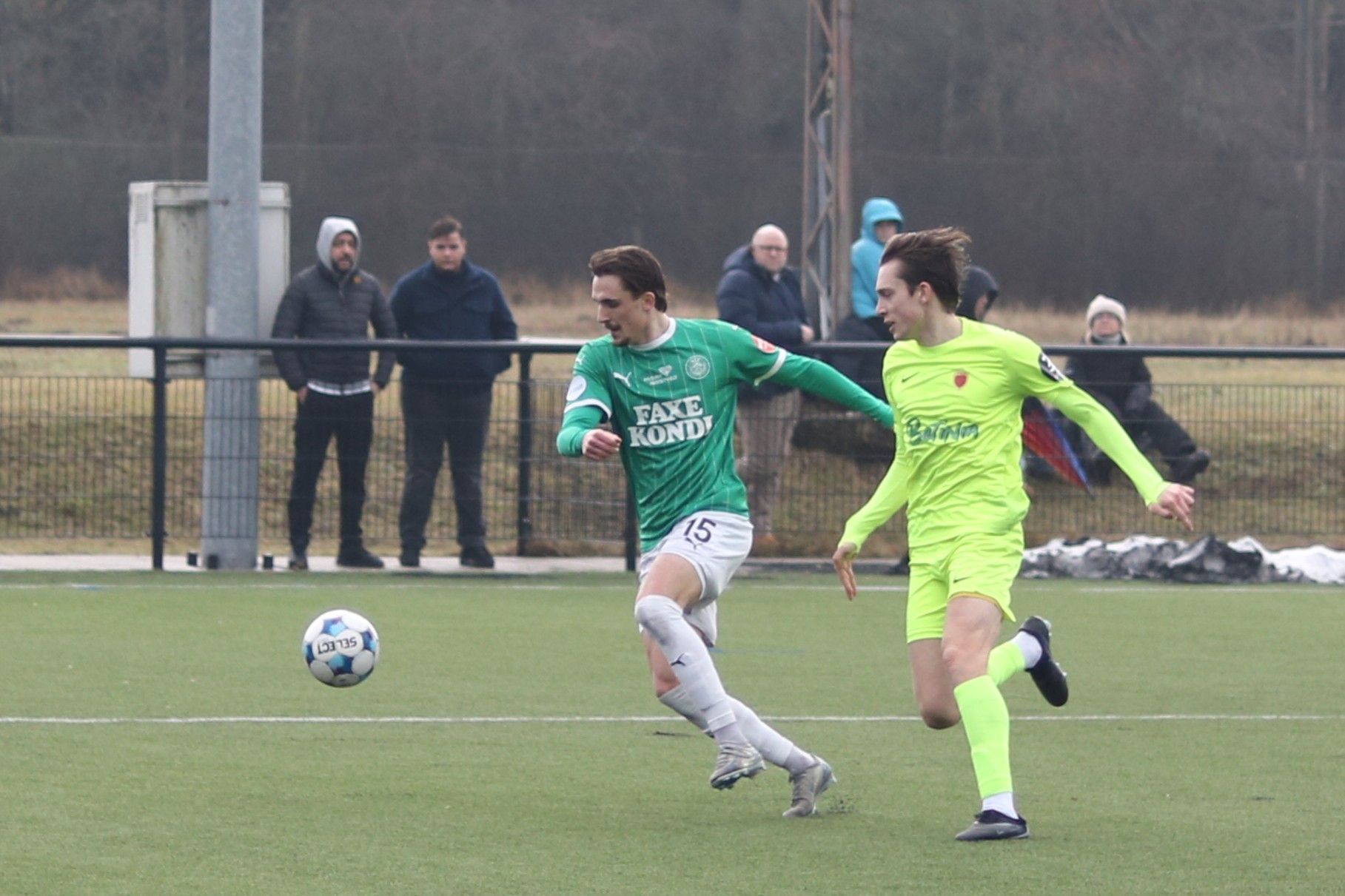 Carl Cordua (th) her i aktion for Ishøj i en træningskamp mod Næstved og Christian Friedrich. Foto: John Ringstrøm