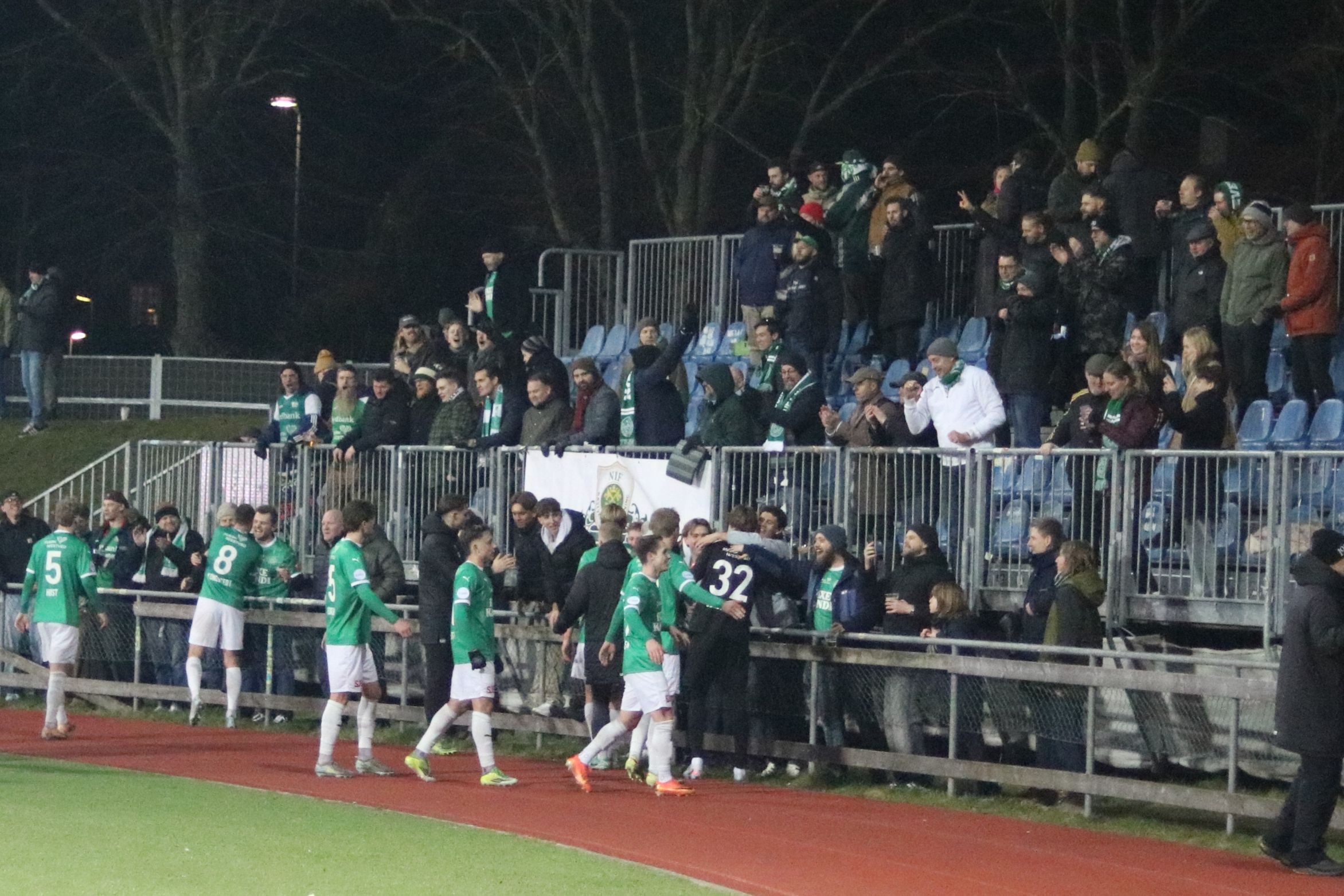 Næstved-spillerne takker de mange Næstved-fans efter kampen. Foto: John Ringstrøm