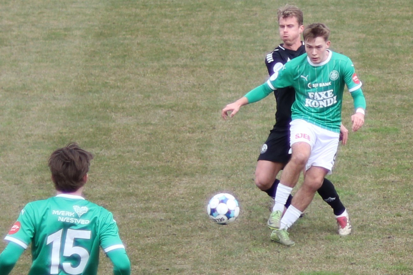 Benjamin Kold har før haft held med at afslutte udefra, og mod B.93 fredag aften gjorde han det igen. Han sikrede Næstved et point med scoringen til 1-1. Foto: John Ringstrøm